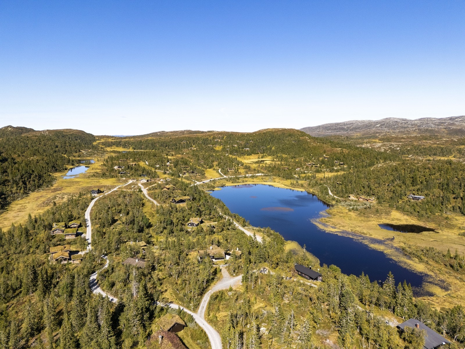 Hytta ligger flott til på ca. 975 m.o.h. med flott utsikt ut over Kvelvsavatnet. Galleribilde