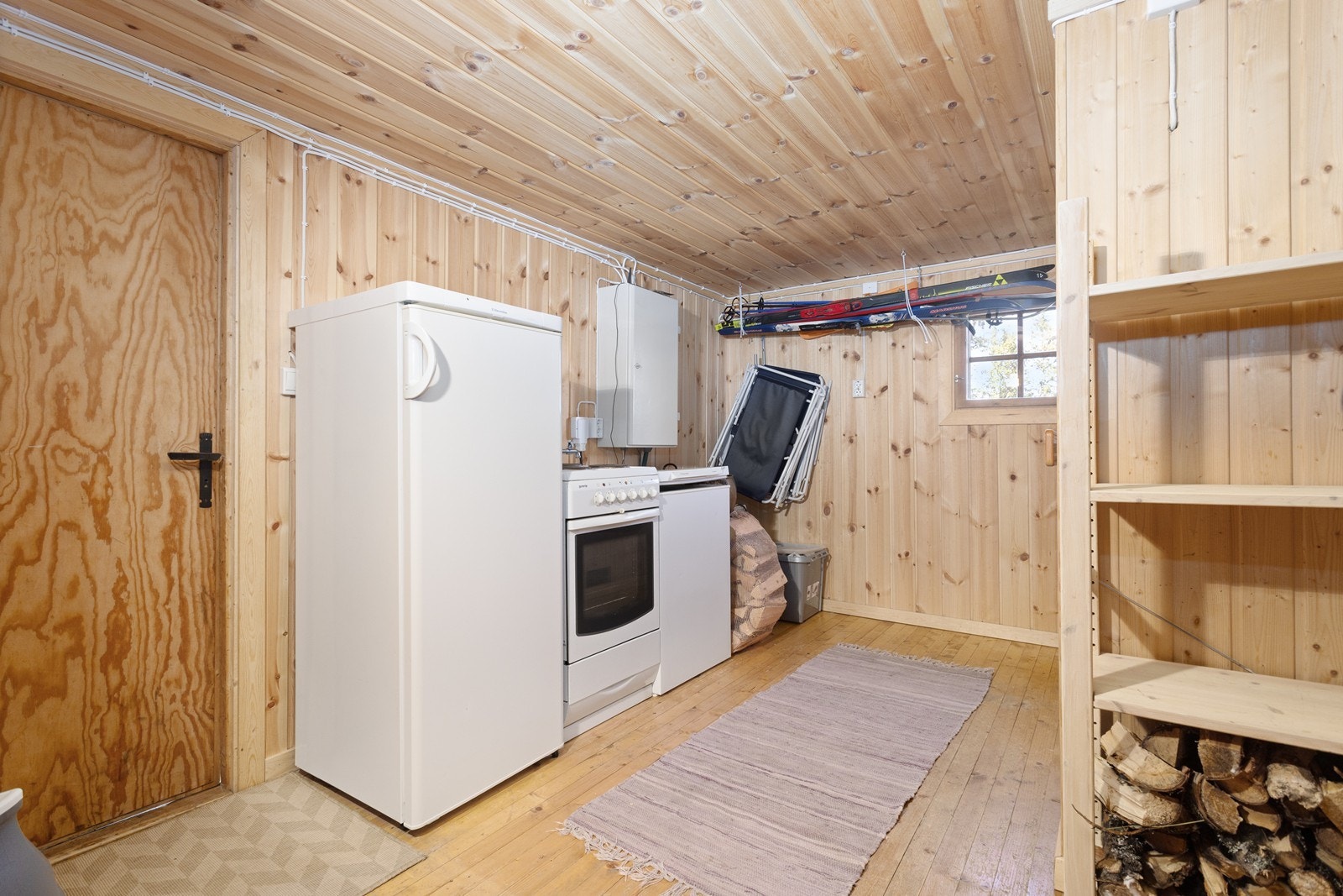 Romslig bod med gode lagringsmuligheter. Galleribilde