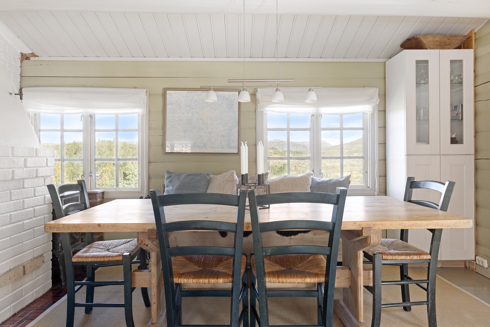 Fra stuevinduene er det flott utsikt ut over fjellheimen. Galleribilde