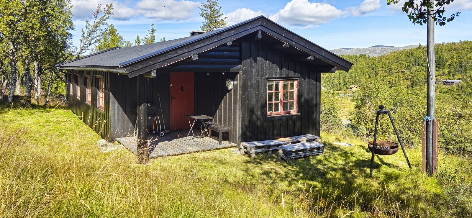 Hytta er nylig beiset utvendig. Galleribilde