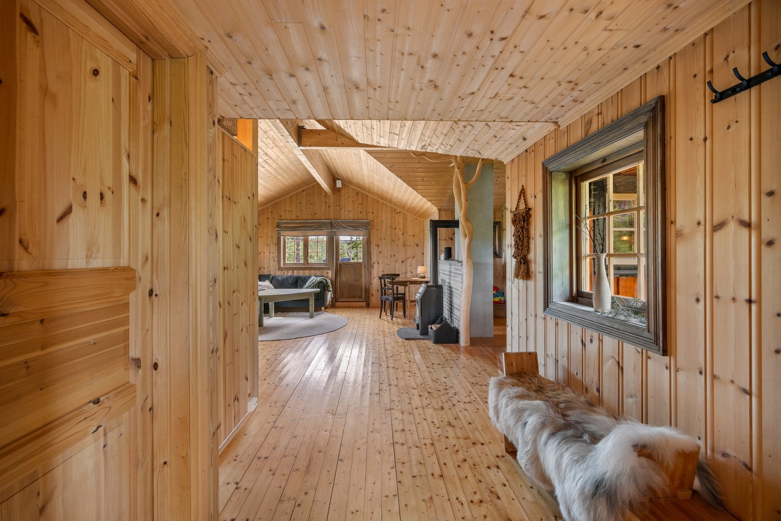 Praktisk entré med direkte tilgang til oppholdsrom og soverom. Galleribilde