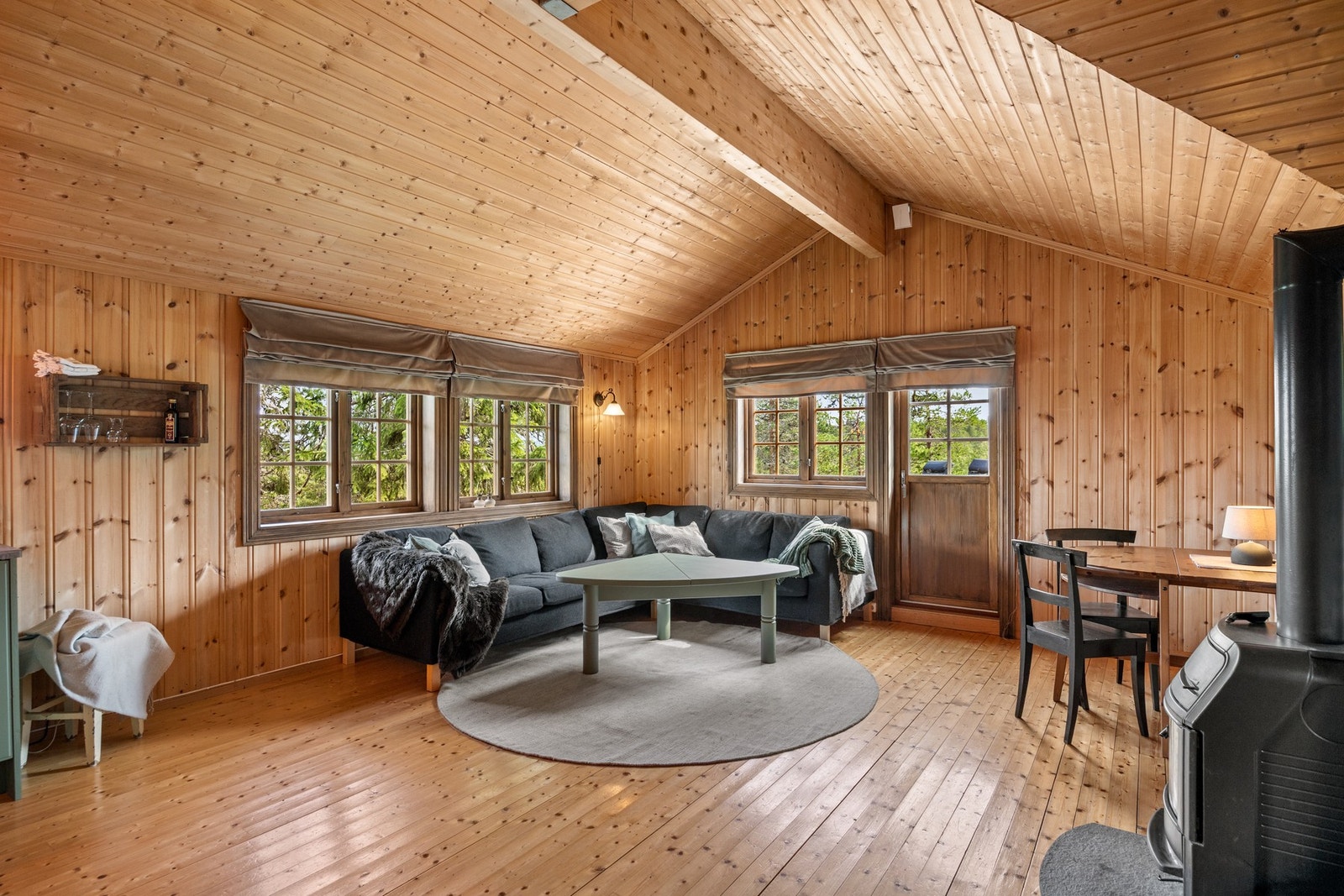 Fra stuen er det utgang til veranda. Galleribilde