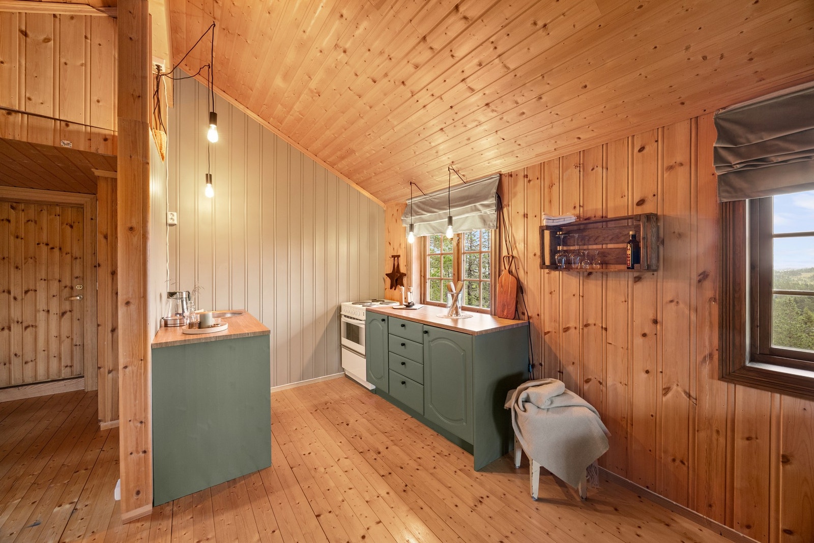 Funksjonelt kjøkkenkrok med effektiv planløsning. Avsatt plass og opplegg for komfyr og kjøleskap. Galleribilde