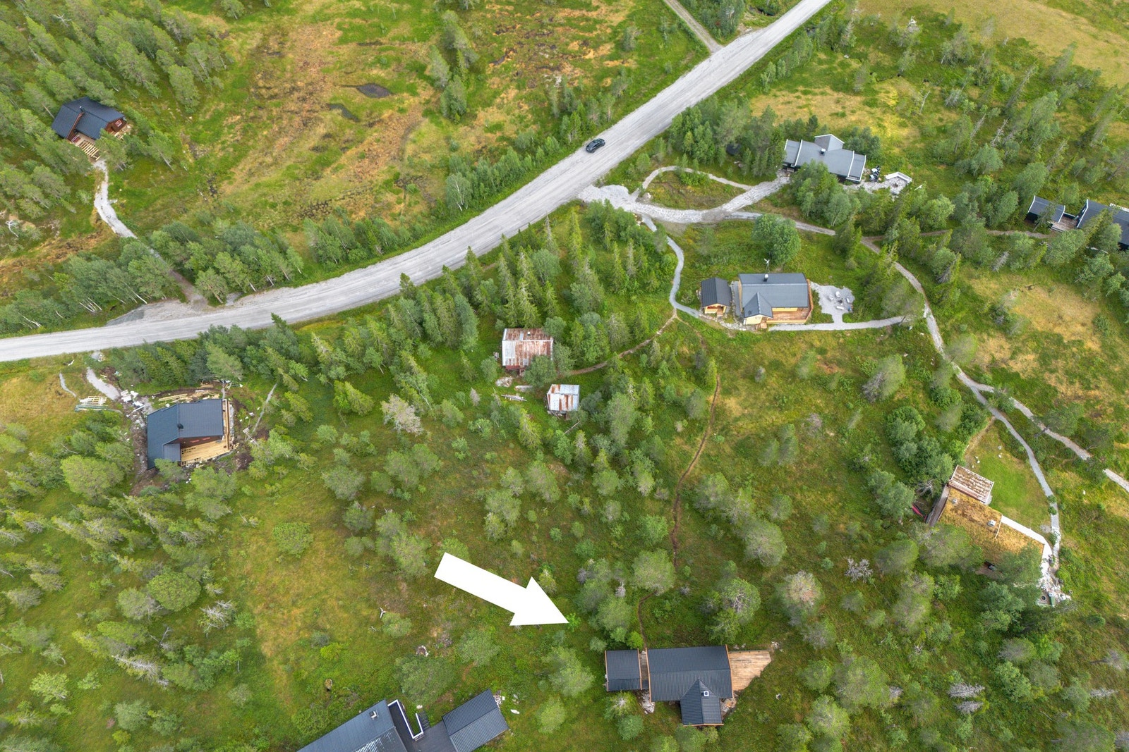 Parkering ved veien, under 150 meter fra hytta. Kun 20 minutter kjøring fra Steinkjer. Galleribilde