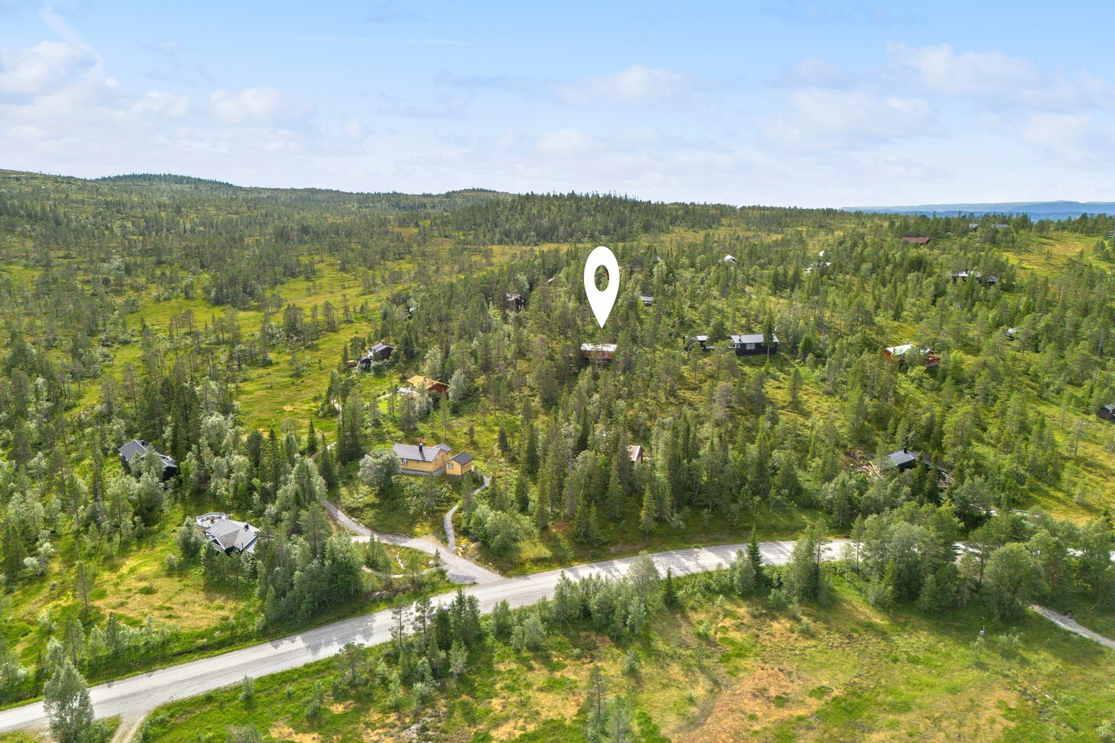 Hytten ligger i et høydedrag. Flott utsikt innover fjellet. Galleribilde