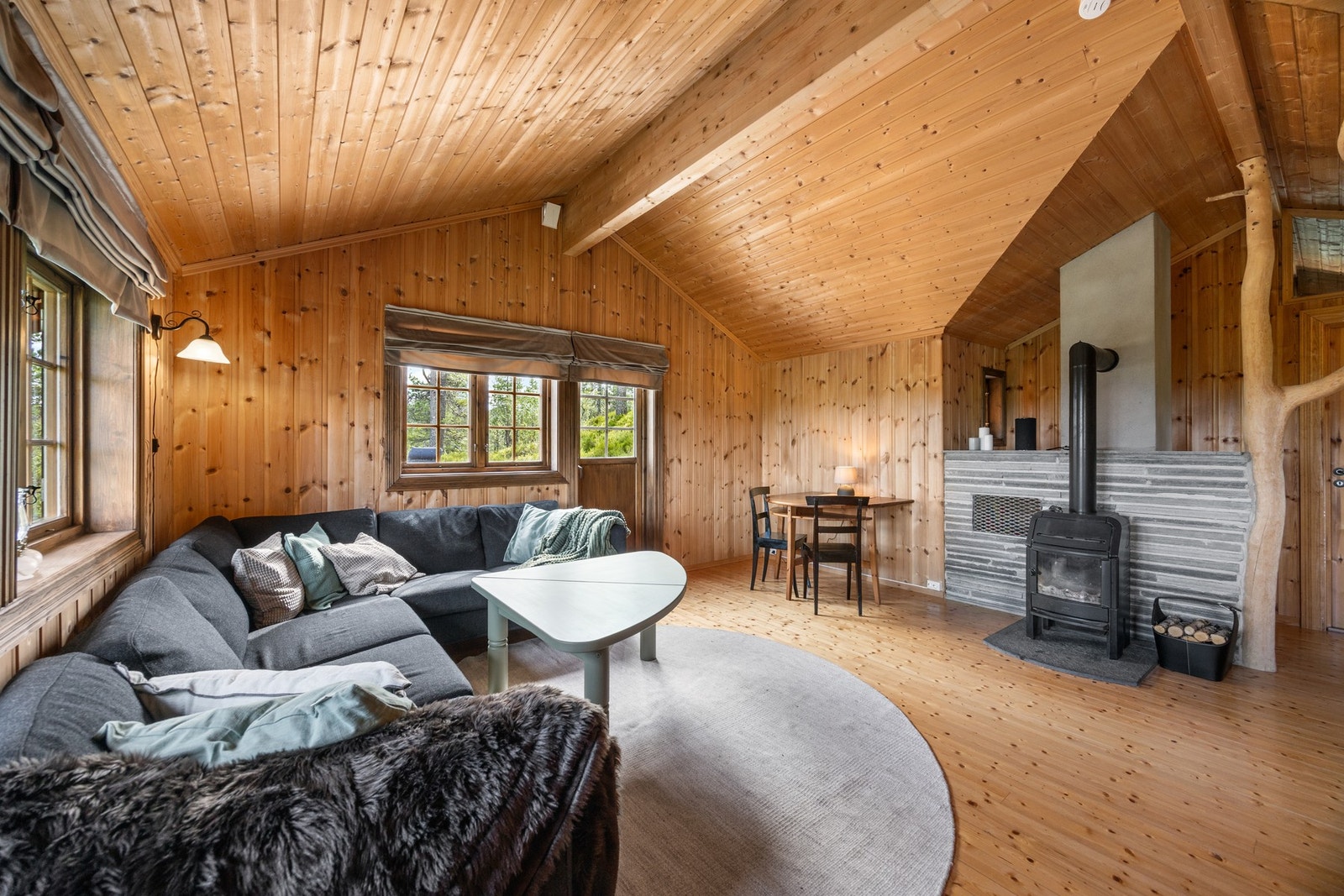 Stuen på ca. 22 kvm kan innredes med flere sittegrupper. Galleribilde