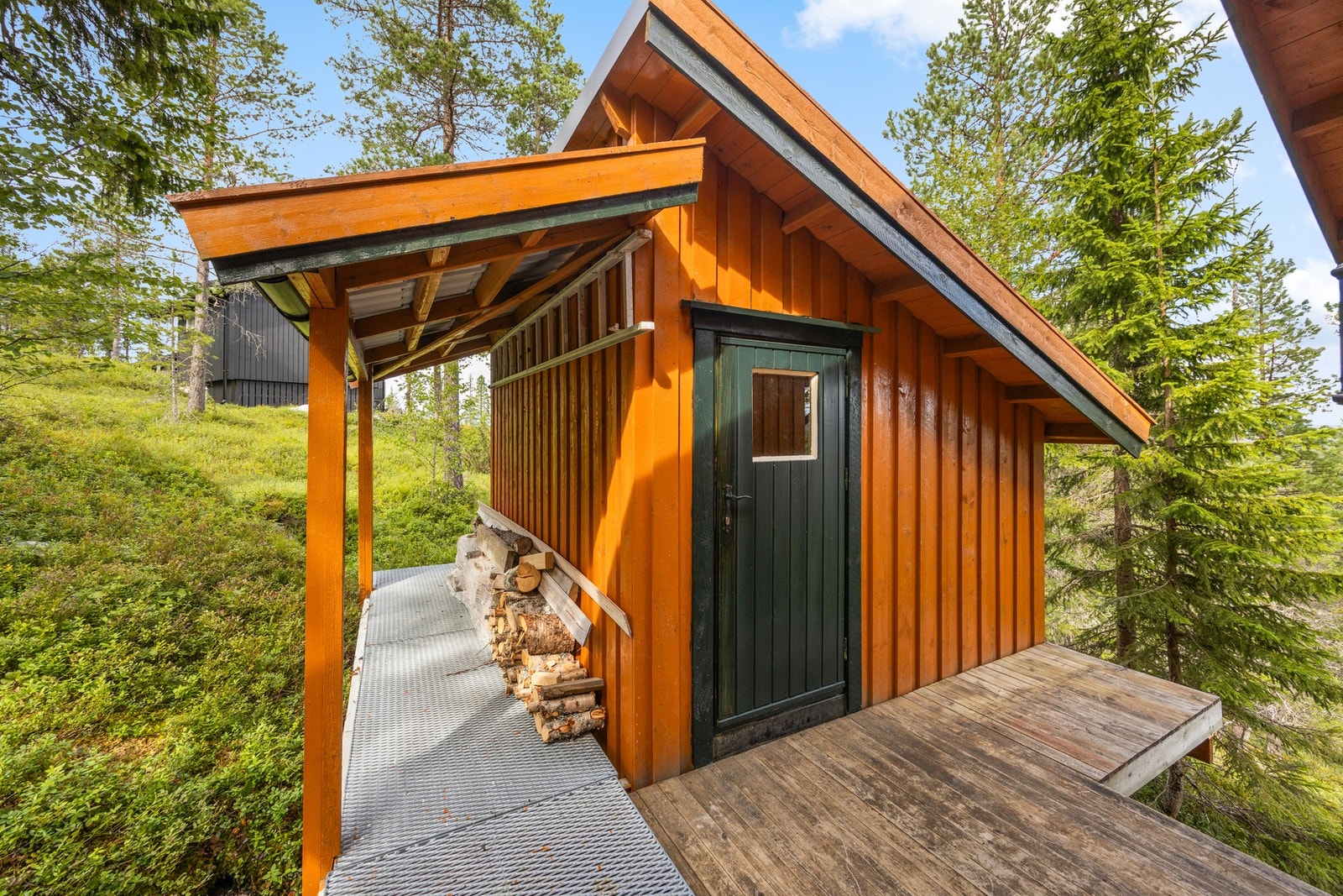 Praktisk uthus/bod på ca. 8 kvm med bod og do. Galleribilde