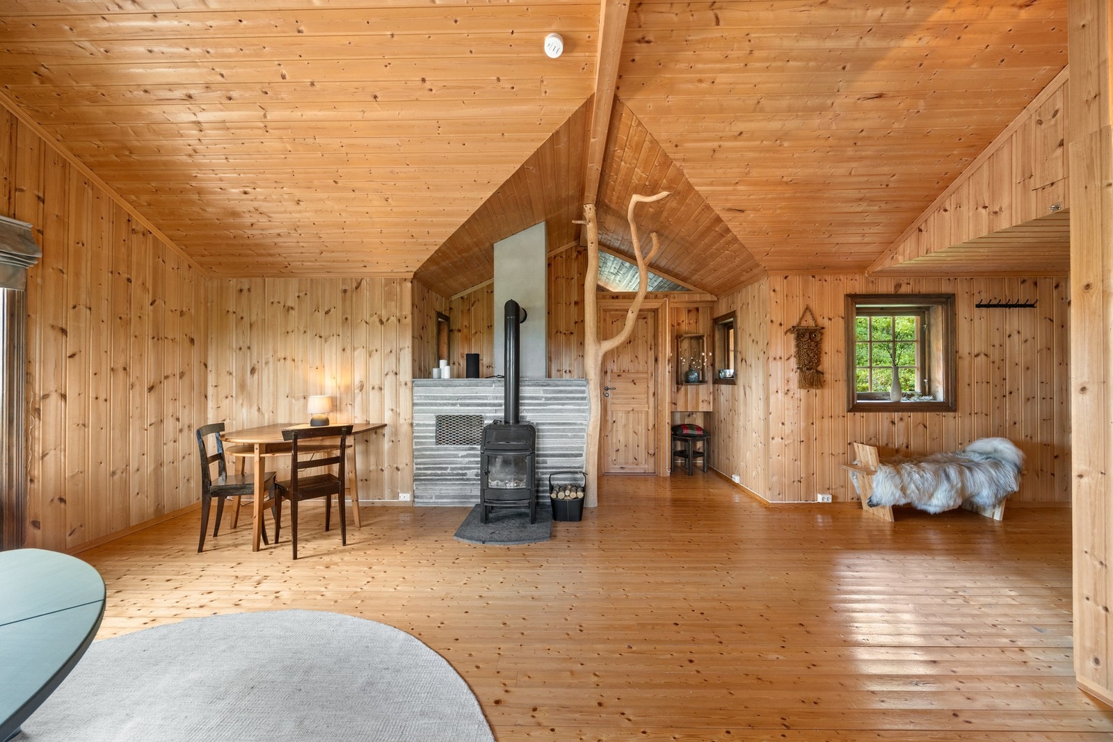 Stuen har god takhøyde og har oppvarming av vedovn. Galleribilde