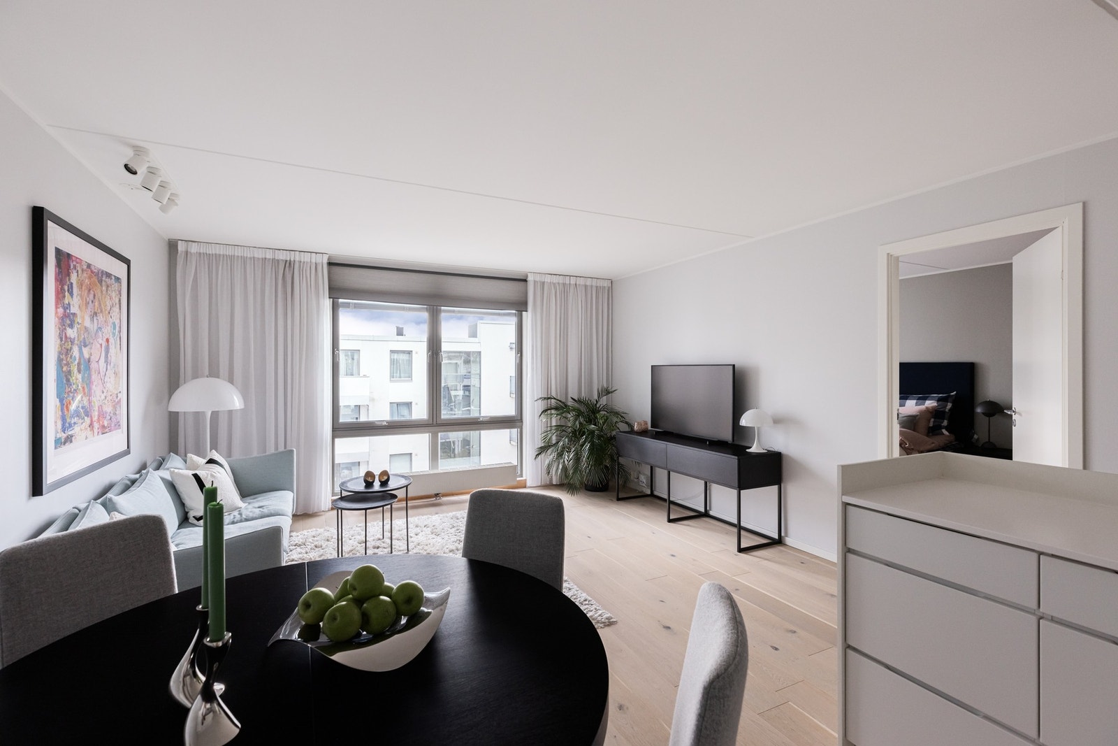 Dette er en romslig 2-roms med svært god planløsning, fyring og bredbånd inkl. i husleien og heis opp til leiligheten! Galleribilde