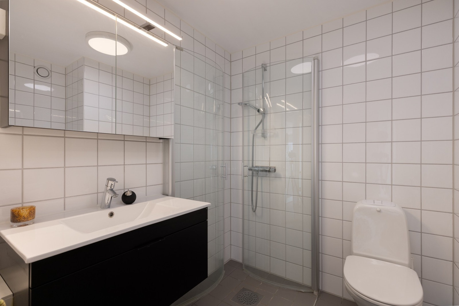 Pent flislagt bad med gulvvarme Galleribilde
