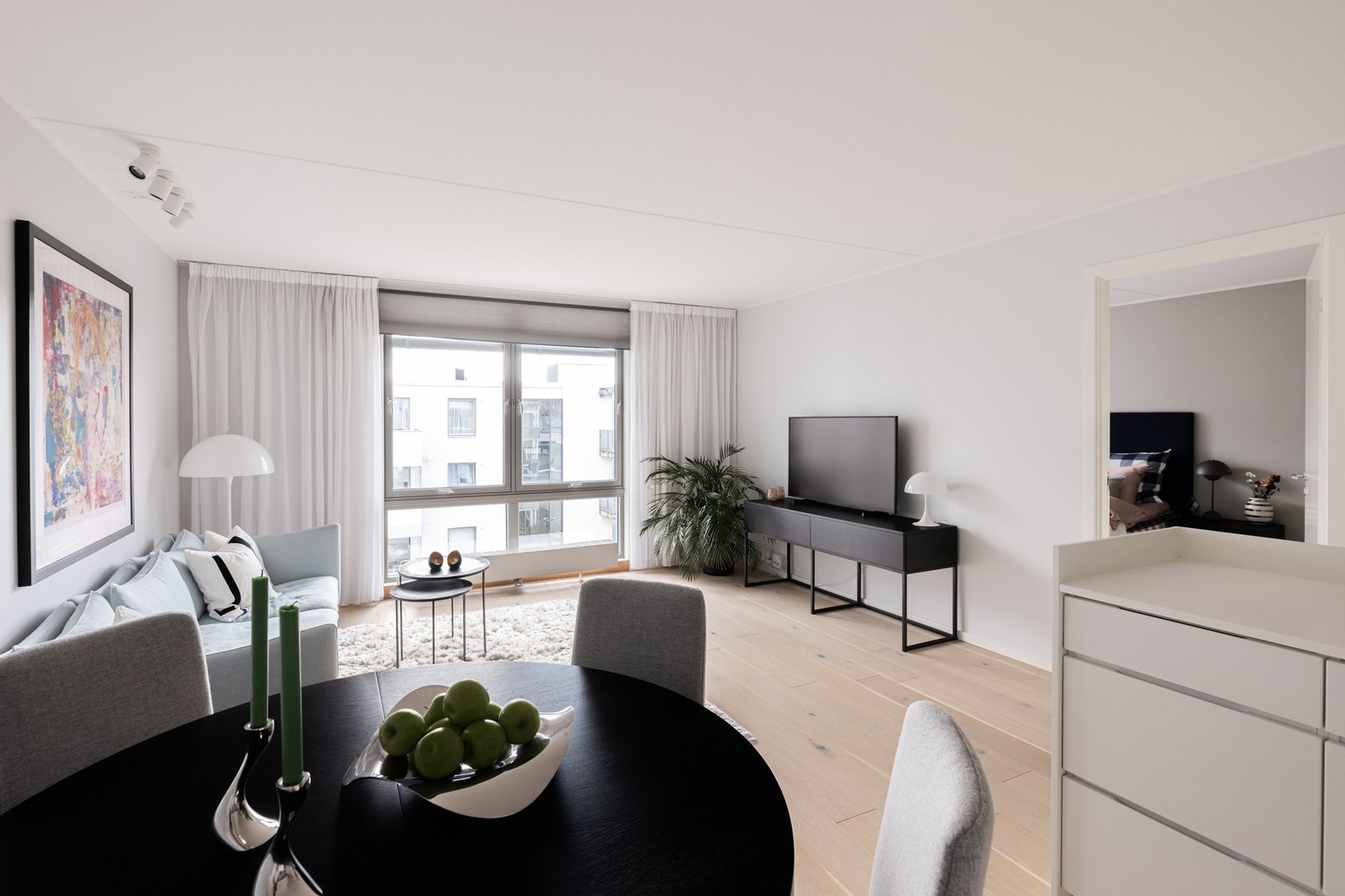 Rikelig med plass til spisebord og sofa/tv-stue Galleribilde