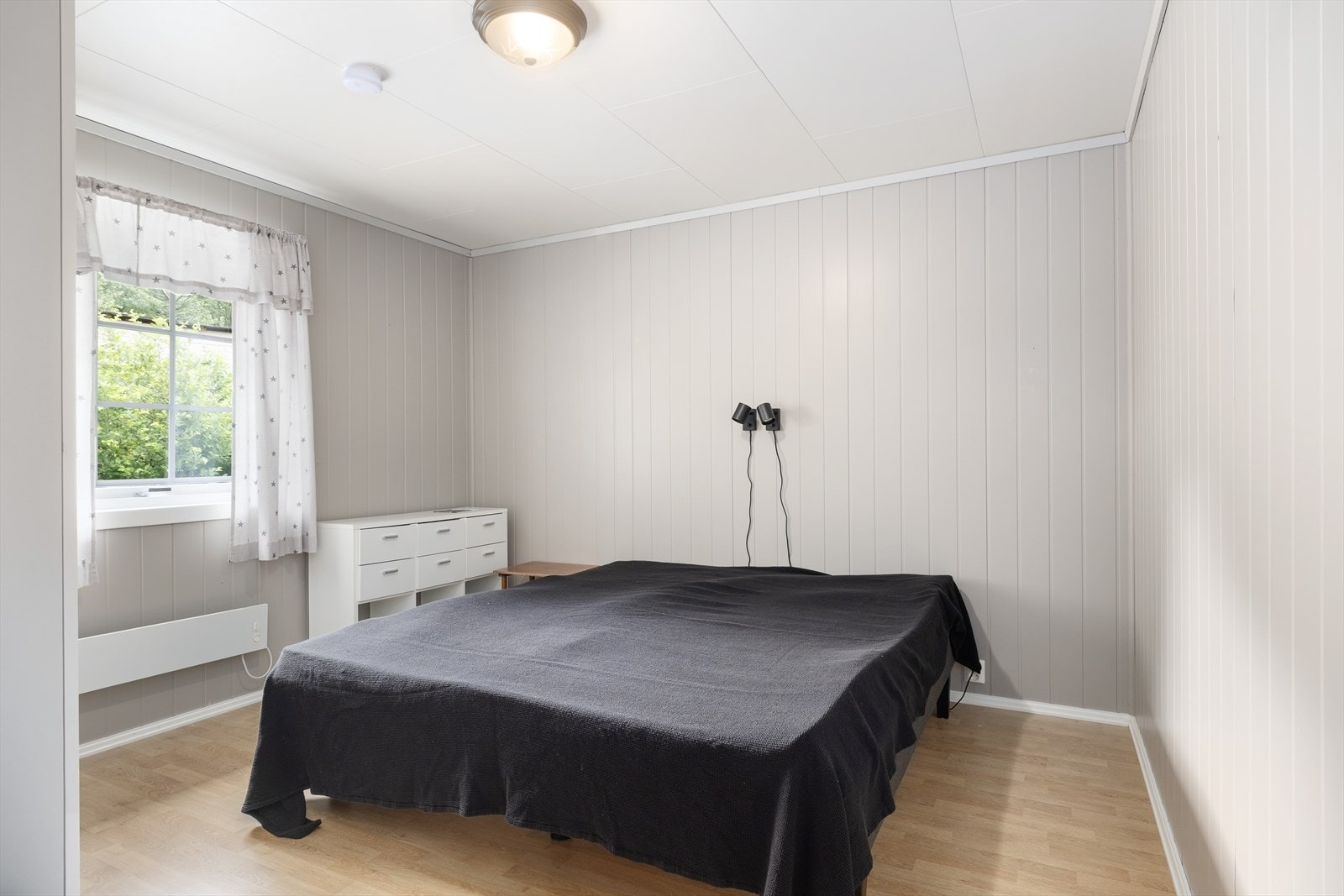 - Soverom med god plass til dobbelseng, nattbord og garderobe - Galleribilde