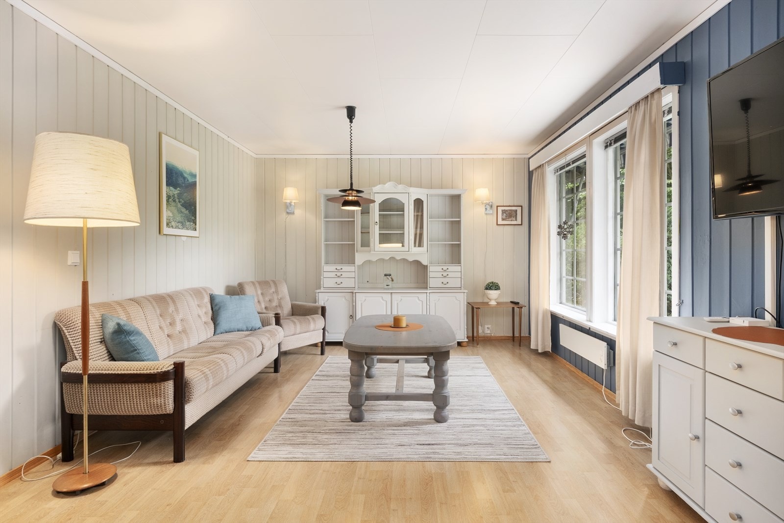 - Lys og fin stove med god plass til sittegruppe og etegruppe - Galleribilde