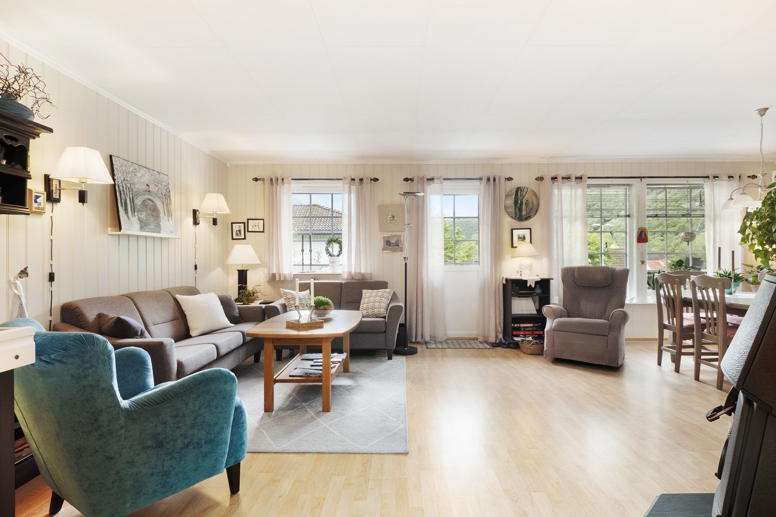 - Lys og fin stove med rikeleg med naturleg lysinnslepp - Galleribilde