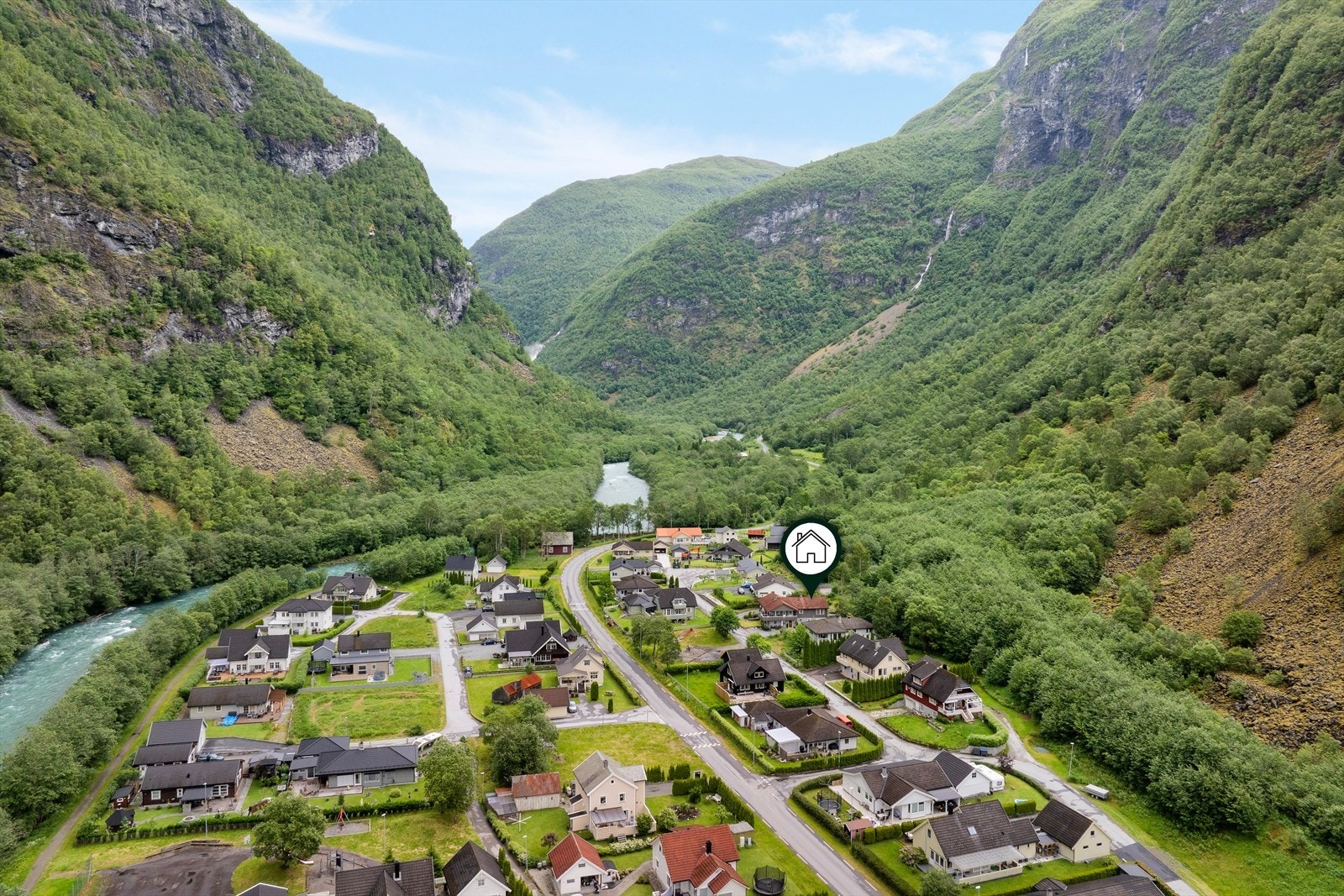 - Eigedomen er plassert i Utladalen i eit rolig og familievennleg område - Galleribilde