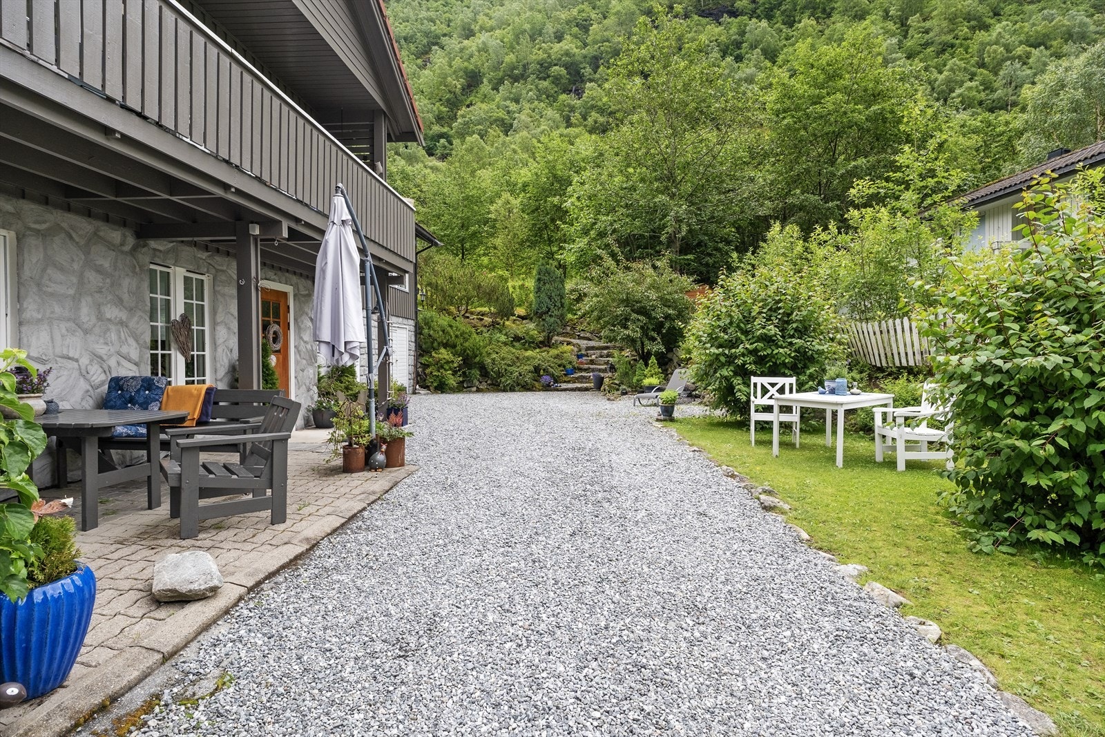 - Eigedomen har stort godt tun på begge sider av bustaden - Galleribilde