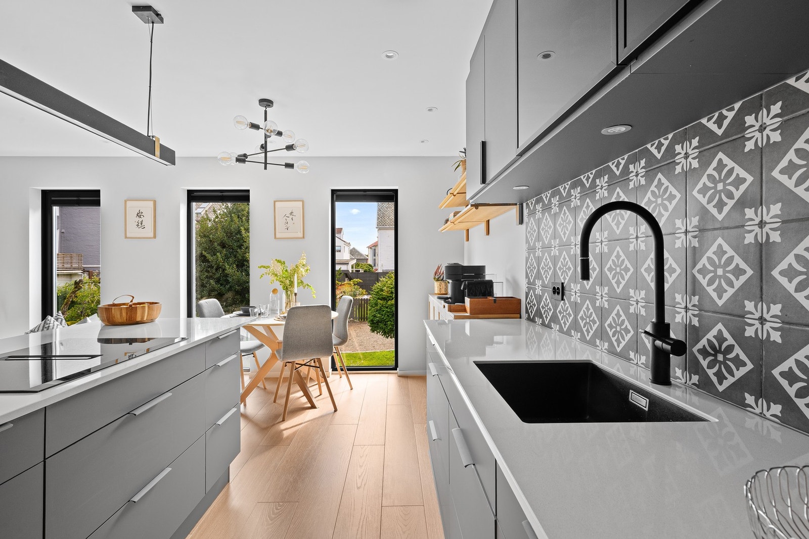 Kjøkkenet kan skilte med god skap- og benkeplass. Galleribilde