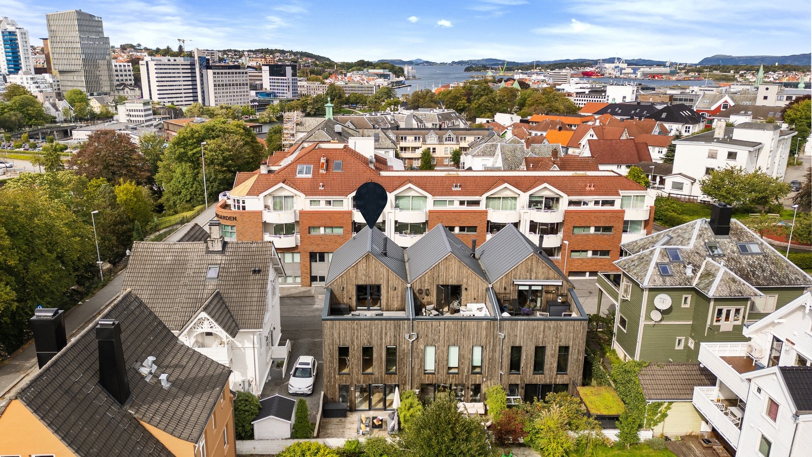 Denne beliggenheten passer for deg som vil bo i gåavstand til alt, enten det er for å hente take-away i Pedersgata, ta en utepils i Vågen eller treffe venner for en kaffekopp i byen. Galleribilde