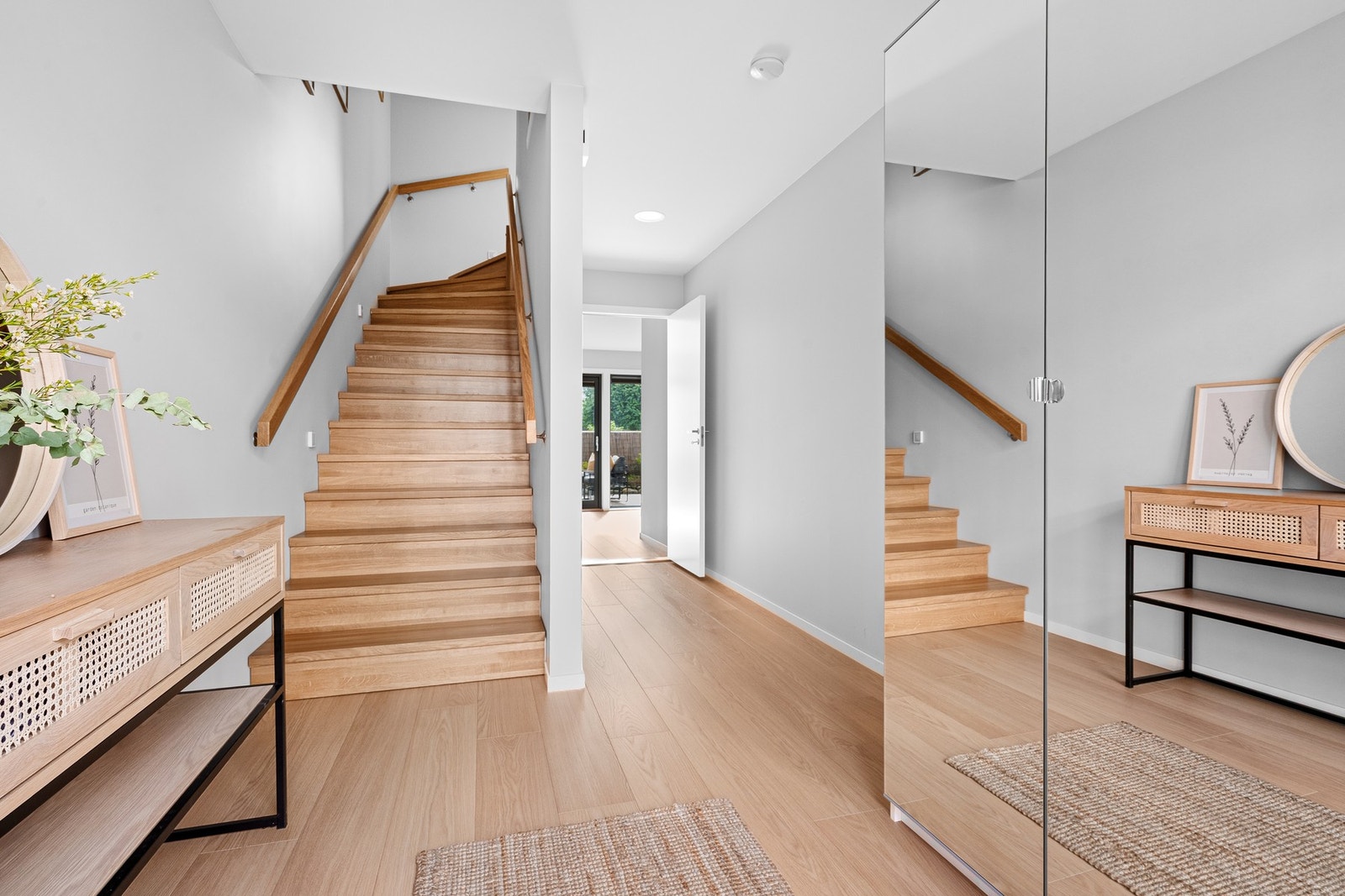 Romslig og lys entré, gode lagringsmuligheter. Galleribilde