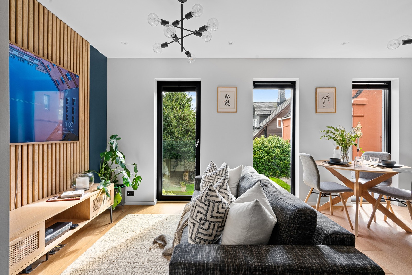 Stue- og kjøkken i åpen løsning. Lekker spilevegg. Galleribilde