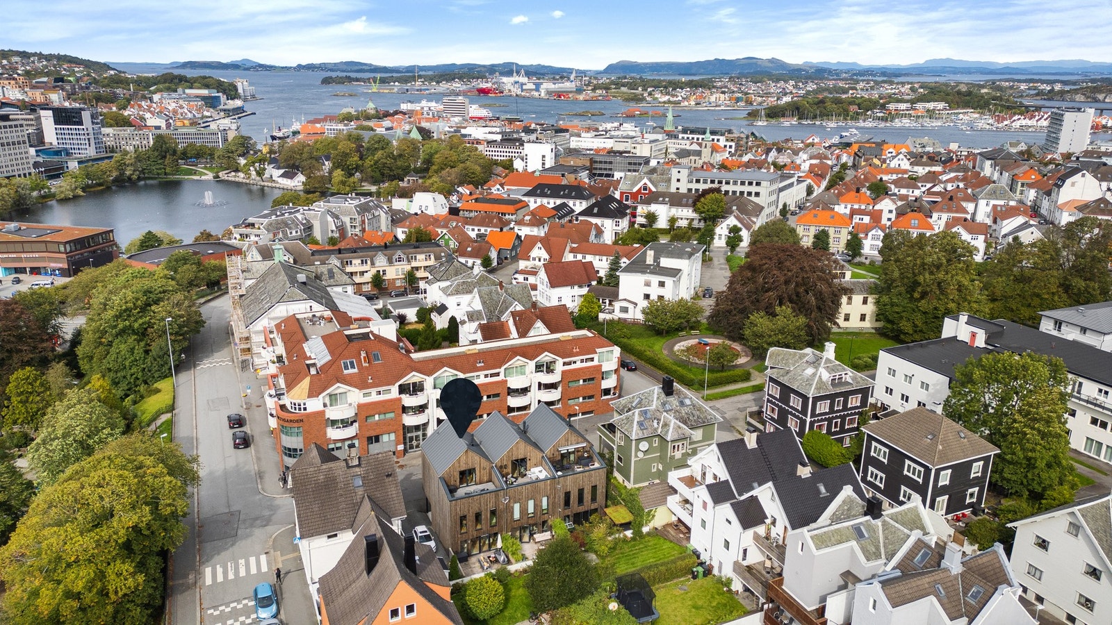 Det er selvsagt kort vei til både buss- og togstopp, men det er også en Bysykkelstasjon på Nytorget som er svært enkel å benytte seg av. Galleribilde