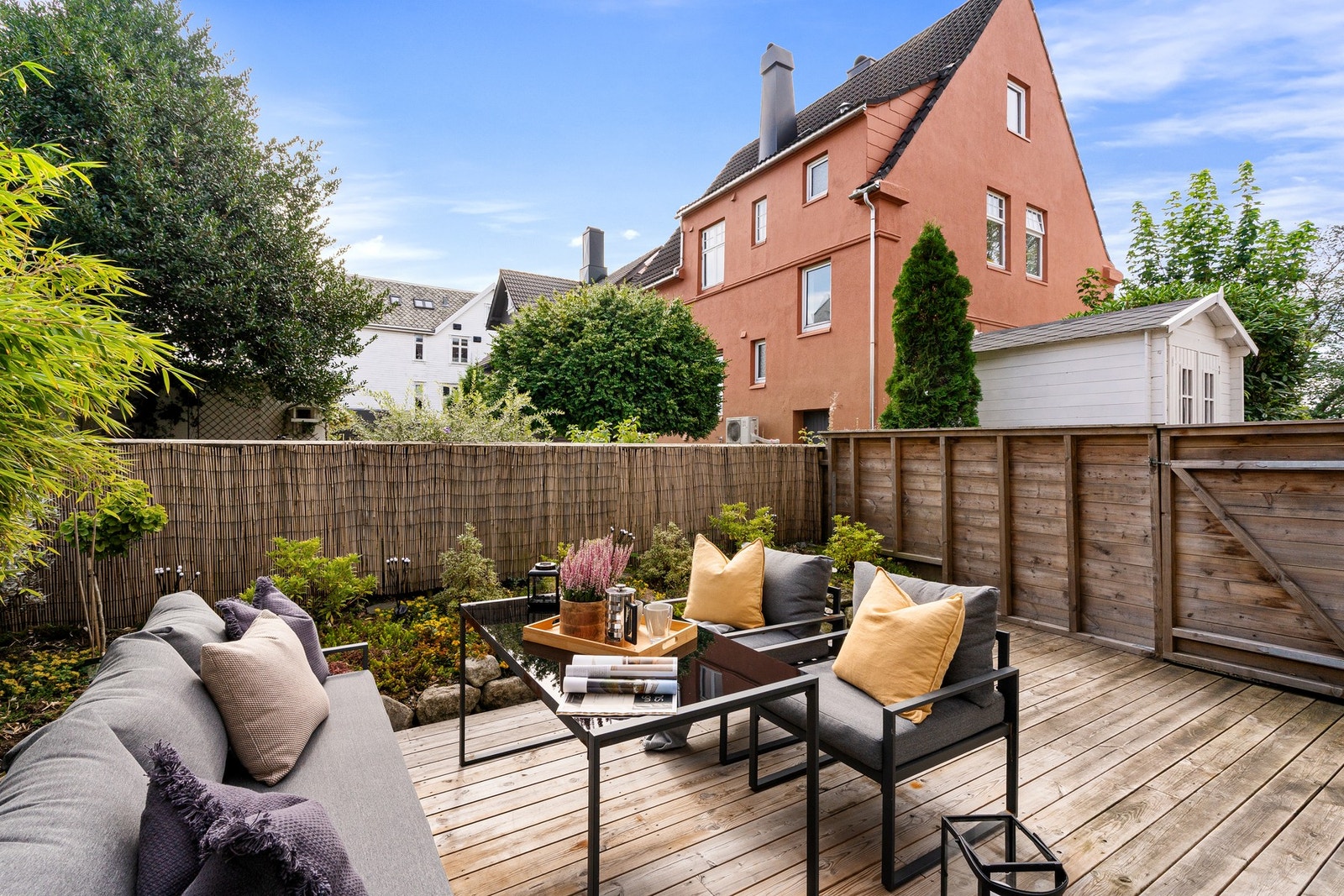 Skjermet og solrik hage/terrasse. Galleribilde