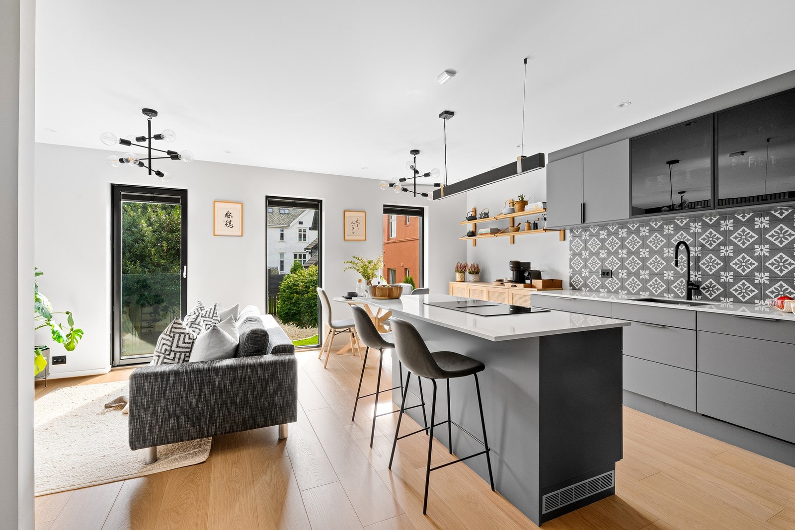 God plass til spisebord og stoler. Galleribilde