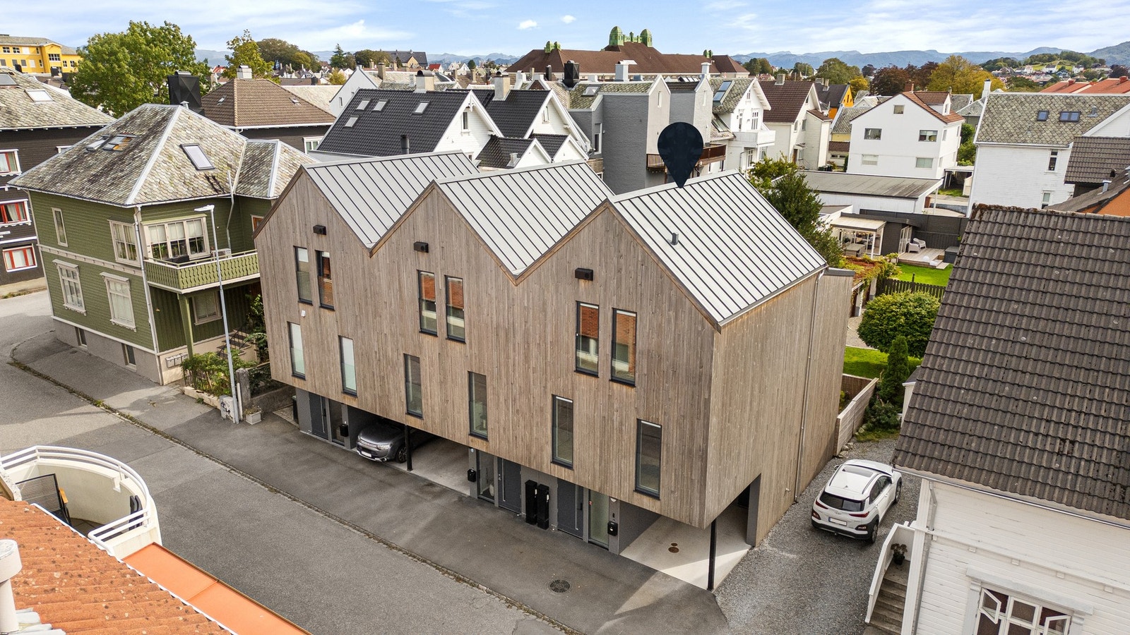 Boligen har en urban beliggenhet samtidig som du er tilbaketrukket fra selve sentrumskjernen. Galleribilde