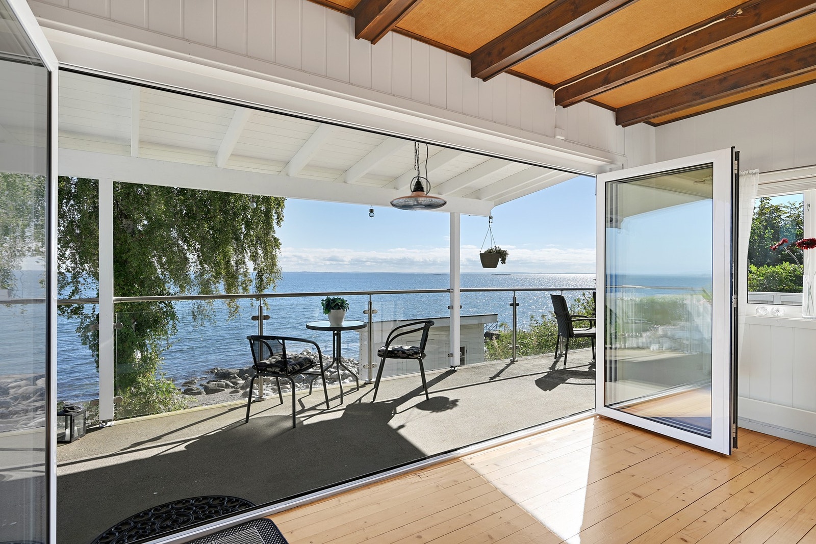 Fra stuen, her kan dørene tas helt opp som en forlengelse av stuen Galleribilde