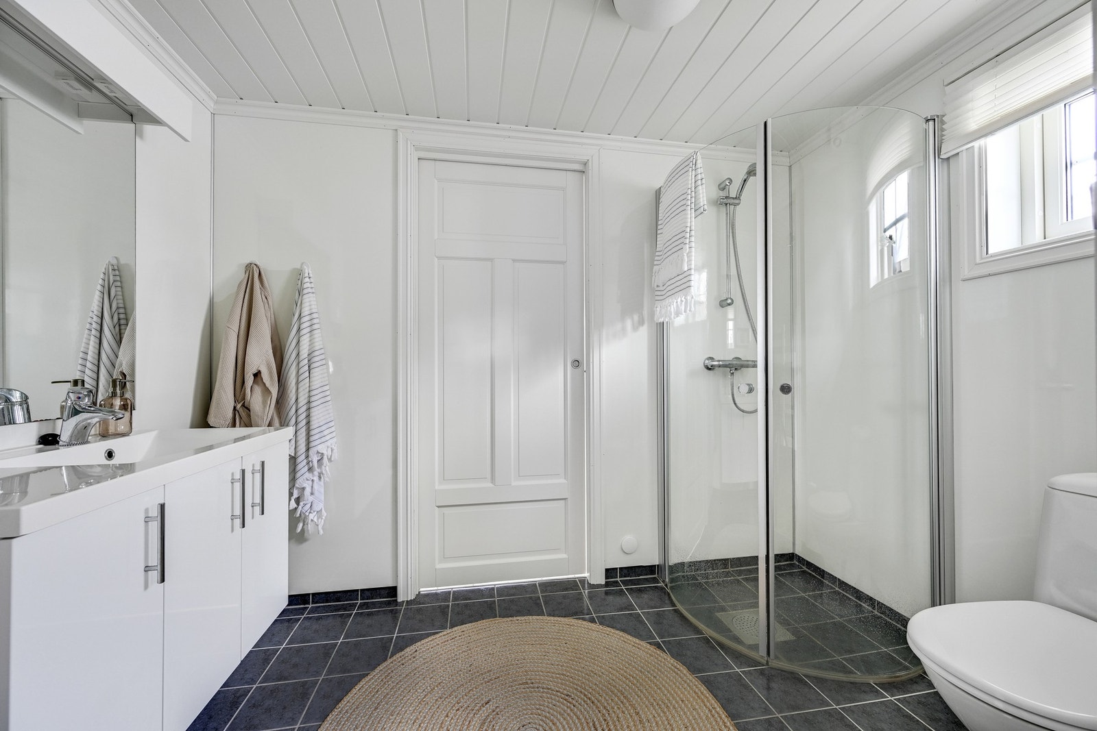 Bad med dusjnisje, toalett og servant Galleribilde