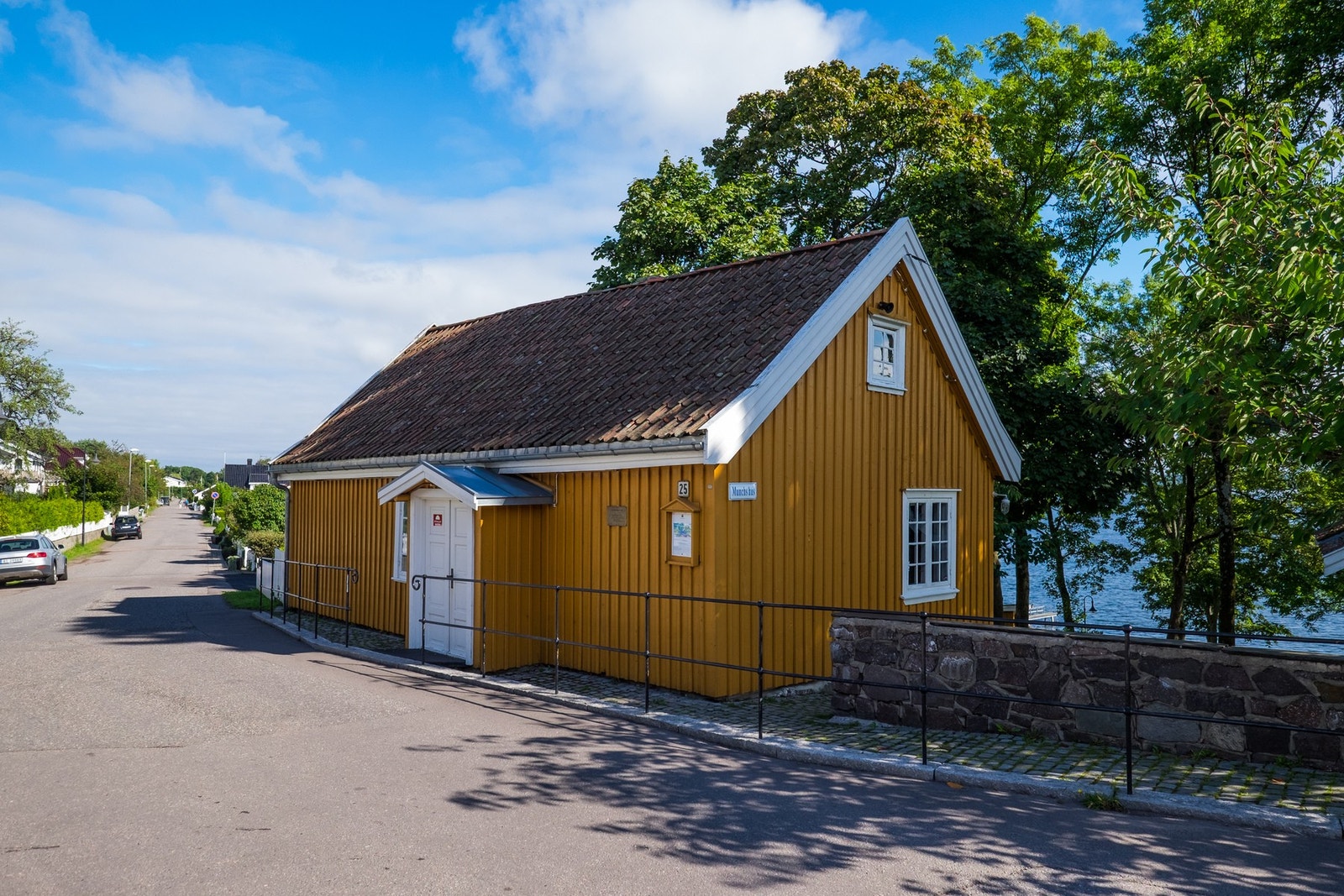Hytta ligger innerst i Edvard munchs gate. her bilde av Munchs hus Galleribilde
