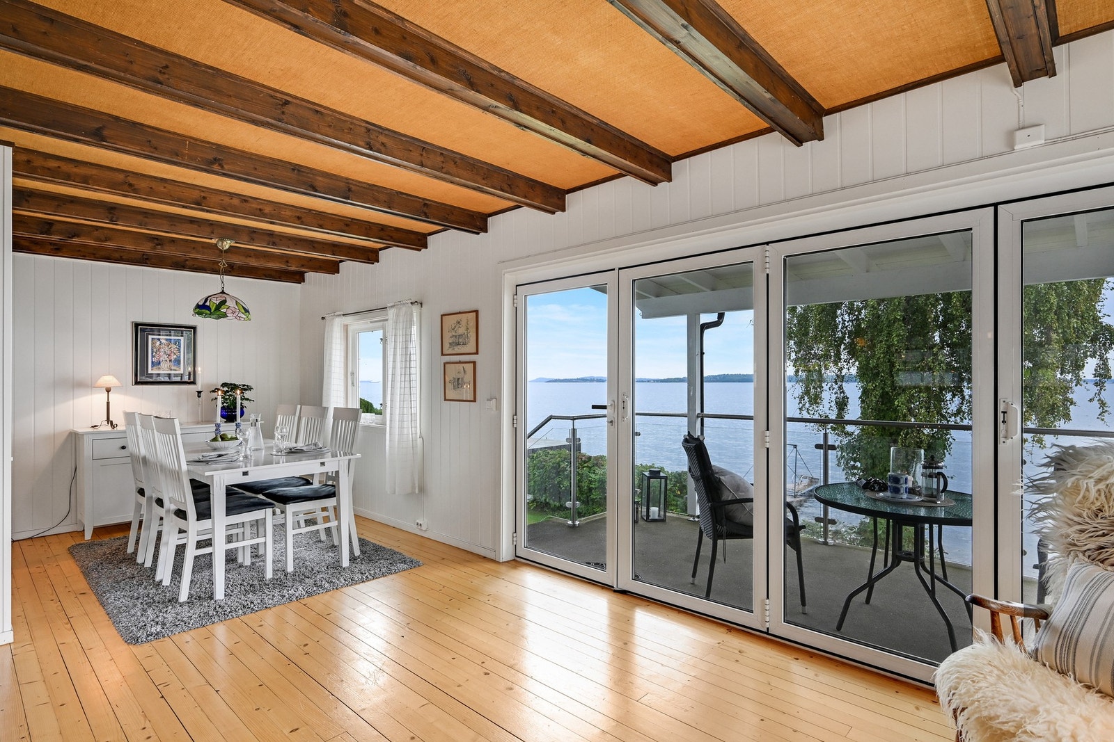 Sjøen ser man fra alle rom i hytta Galleribilde