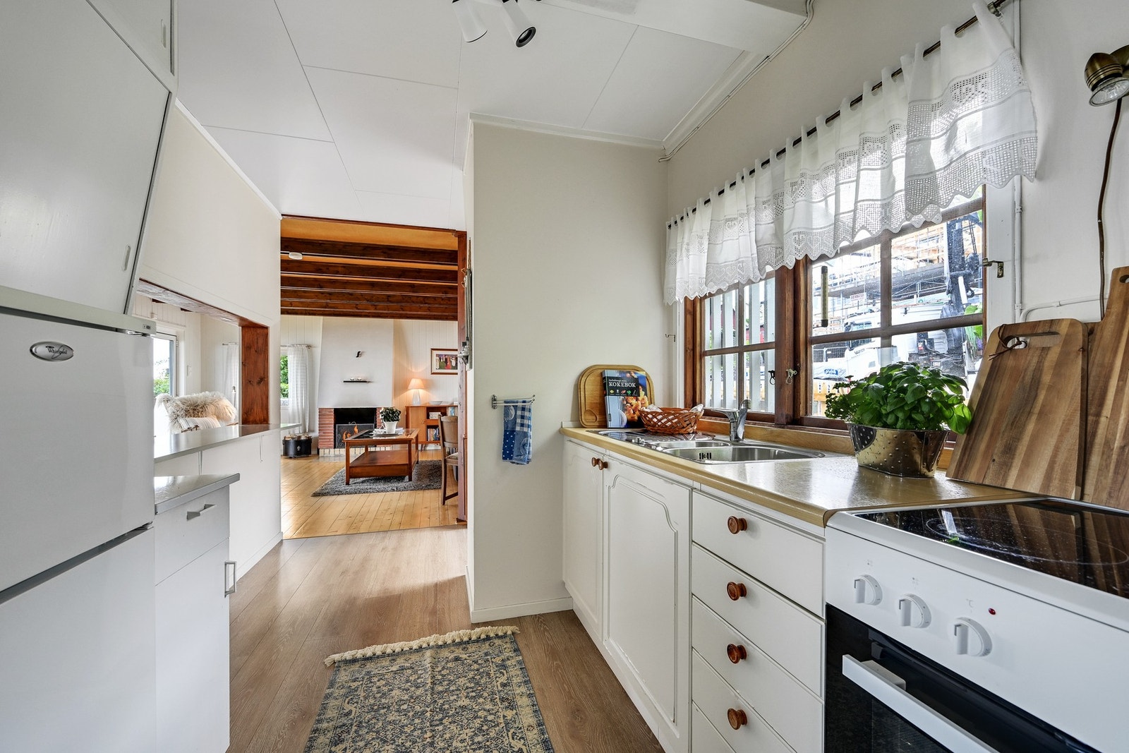 Pent kjøkken i hovedhytta Galleribilde