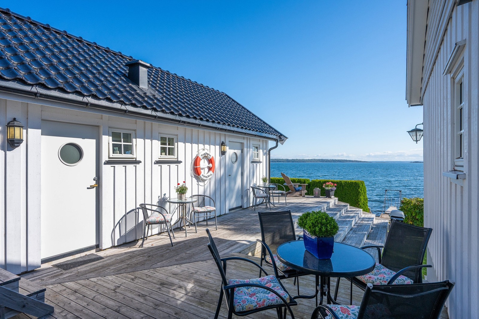 Mellom hyttene er det enda flere sitteplasser Galleribilde