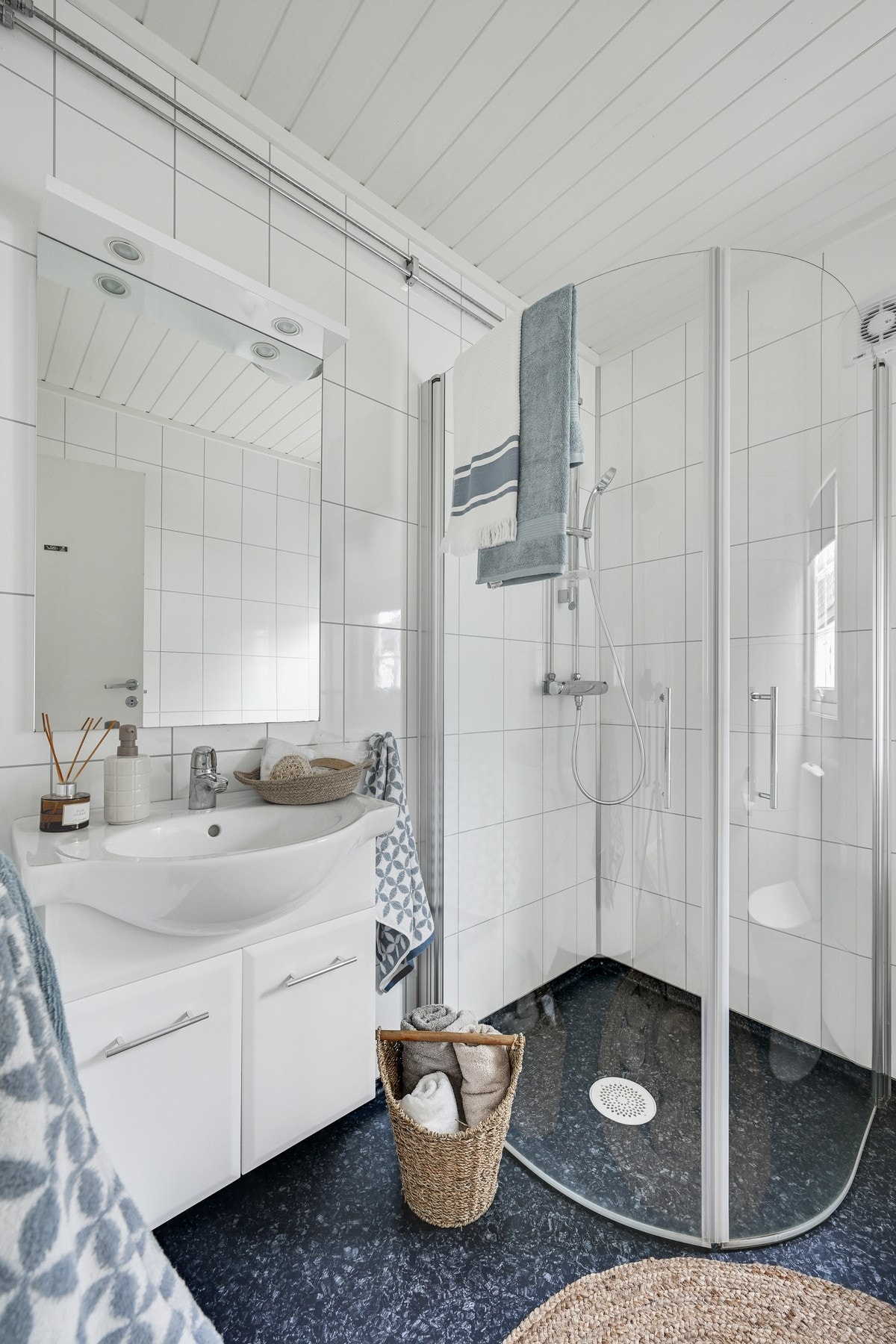 Inneholder dusjnisje, toalett og servant Galleribilde