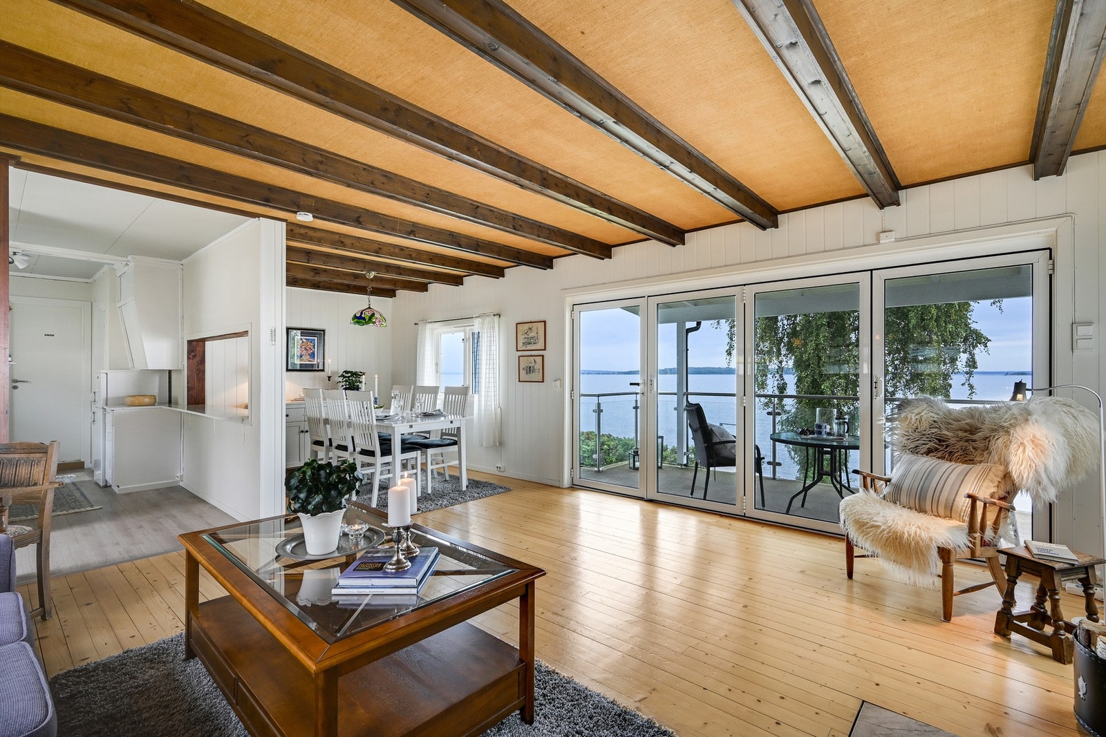 God plass i stuen til en hyggelig sofakrok og et større spisebord Galleribilde