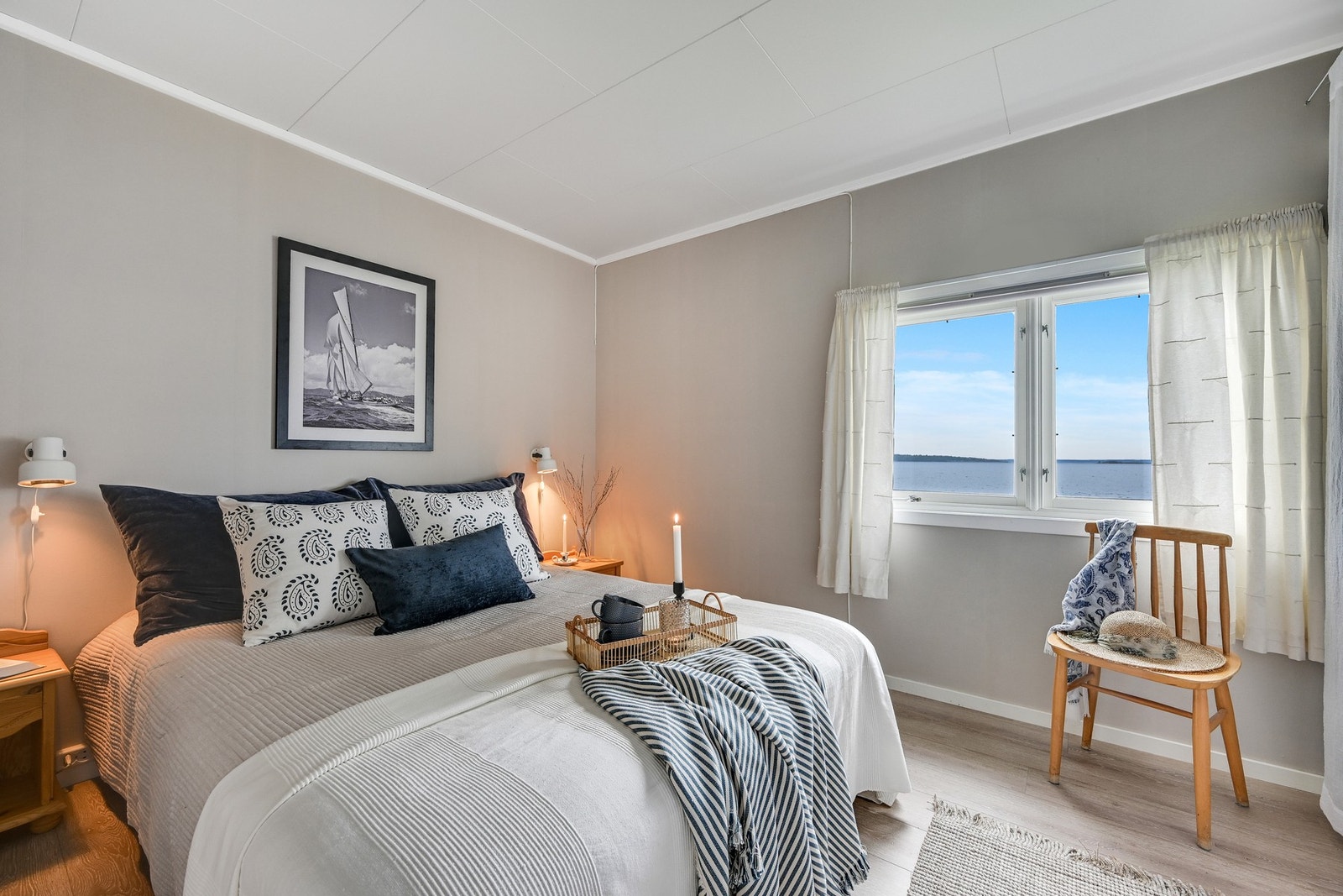 Hovedhytta har ett stort soverom med utsikt Galleribilde