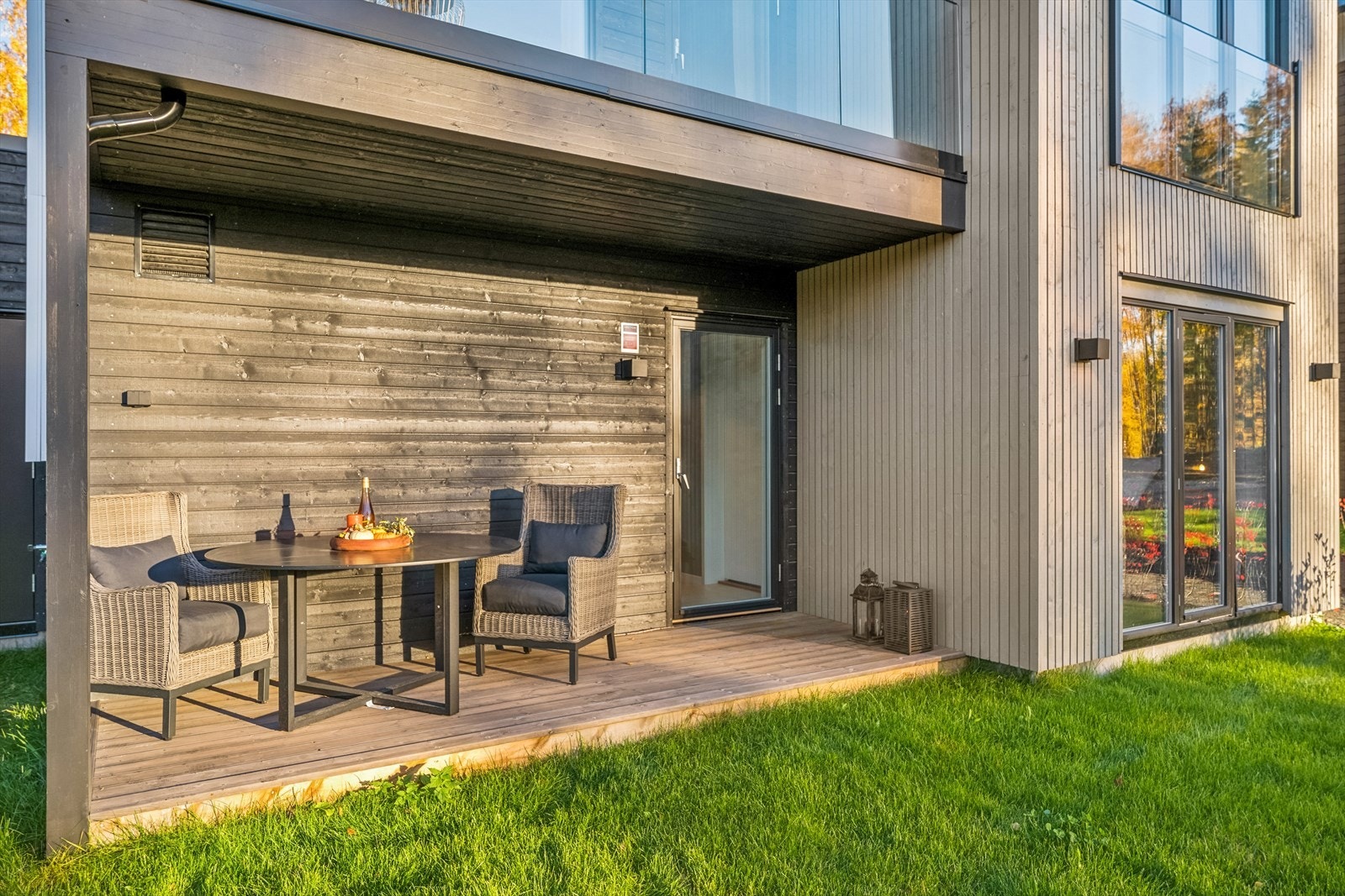 Baksiden av eiendommen har 1 mark terrasse og 2 balkonger hvor du kan nyte late sommerdager. Galleribilde