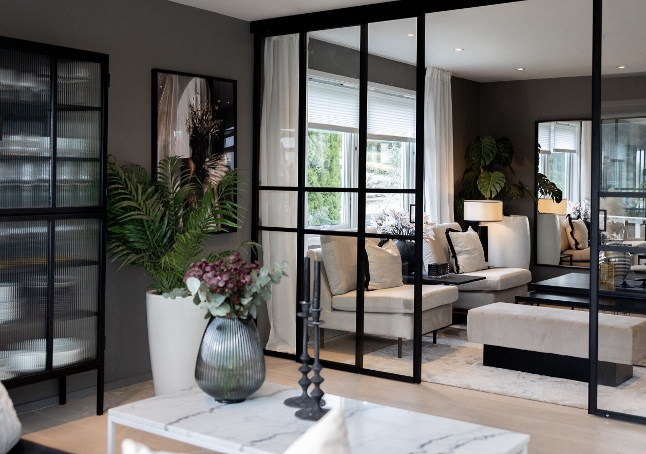 ILLUSTRASJONS BILDET. Stueveggen bak tven opplyses til å være en lettvegg. Ønsker man å forlenge stuen er det mulig å åpne inntil soverommet. Galleribilde