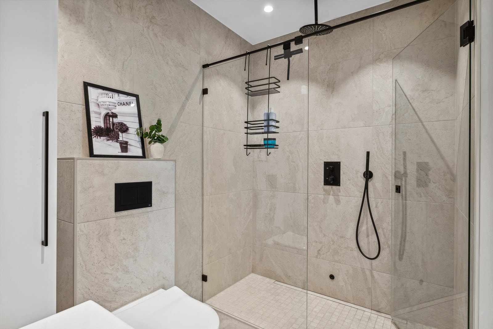 Badet har egen innglasset dusjsone med installert rainshower. Galleribilde