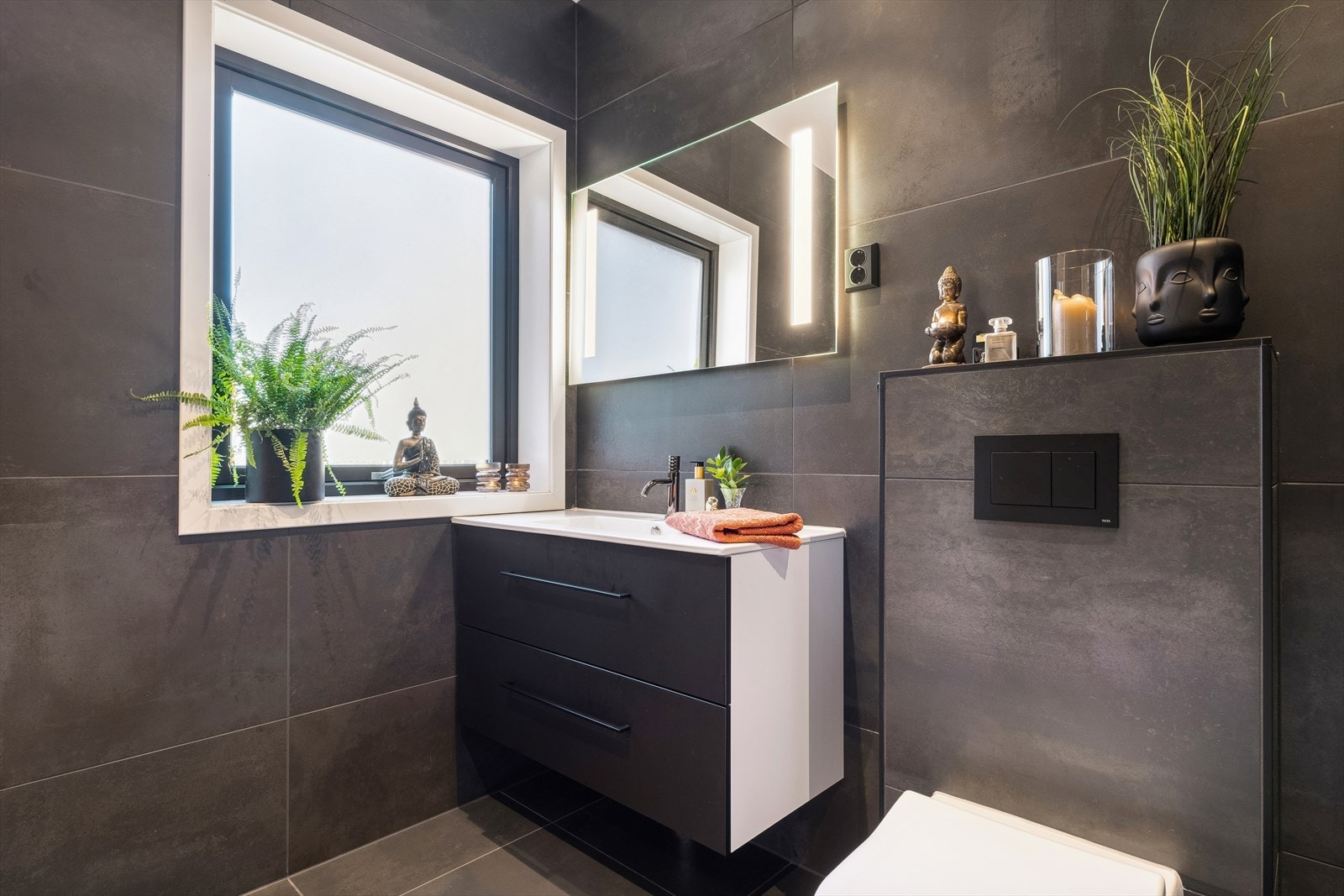 Baderommet er har en romslig innredning. Over servanten henger et speil med lys. Galleribilde