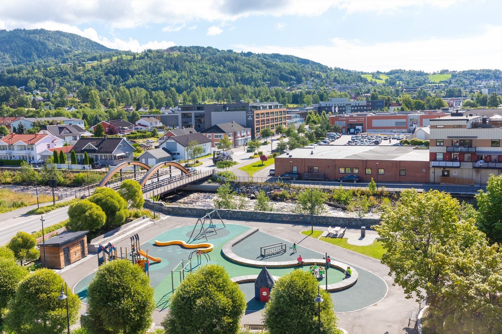 Brumunddal sentrum fremstår velholdt og oversiktlig. Foto fra Broparken Brumunddal. Foto: Ringsaker kommune Galleribilde