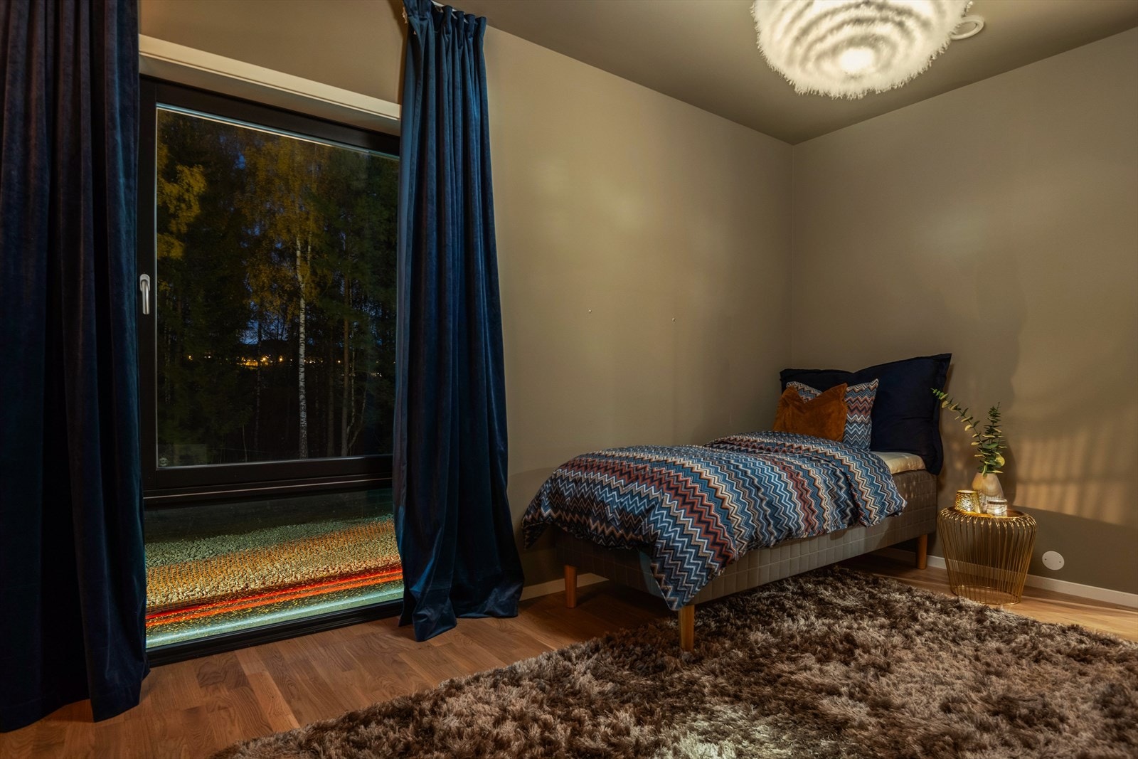 Soverom i 2.etg er svært romslig og byr på en rekke møbeleringsmuligheter. Galleribilde