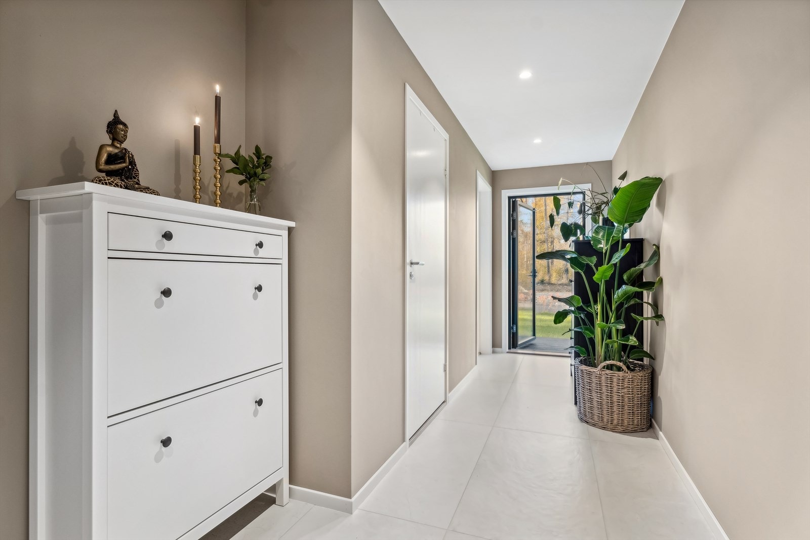 Flott og innbydende entré med flisbelagt gulv med varme. Galleribilde