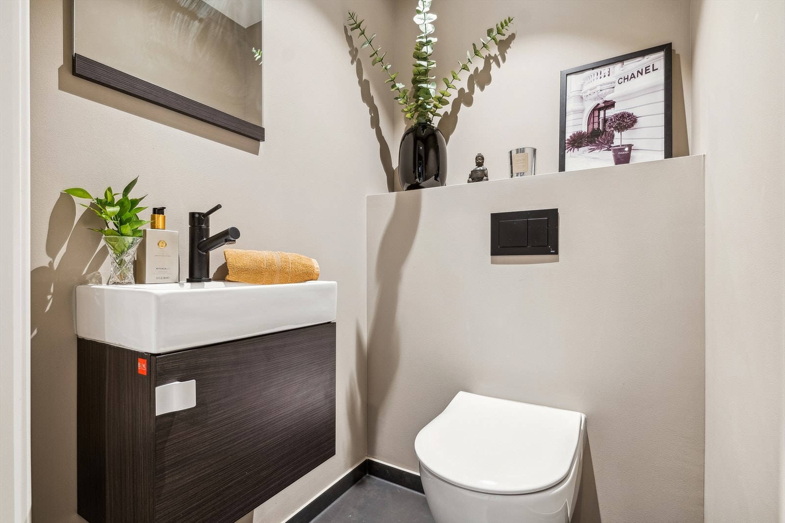 Lyst og fint gang toalett malt i beige med flisbelagt gulv. Galleribilde