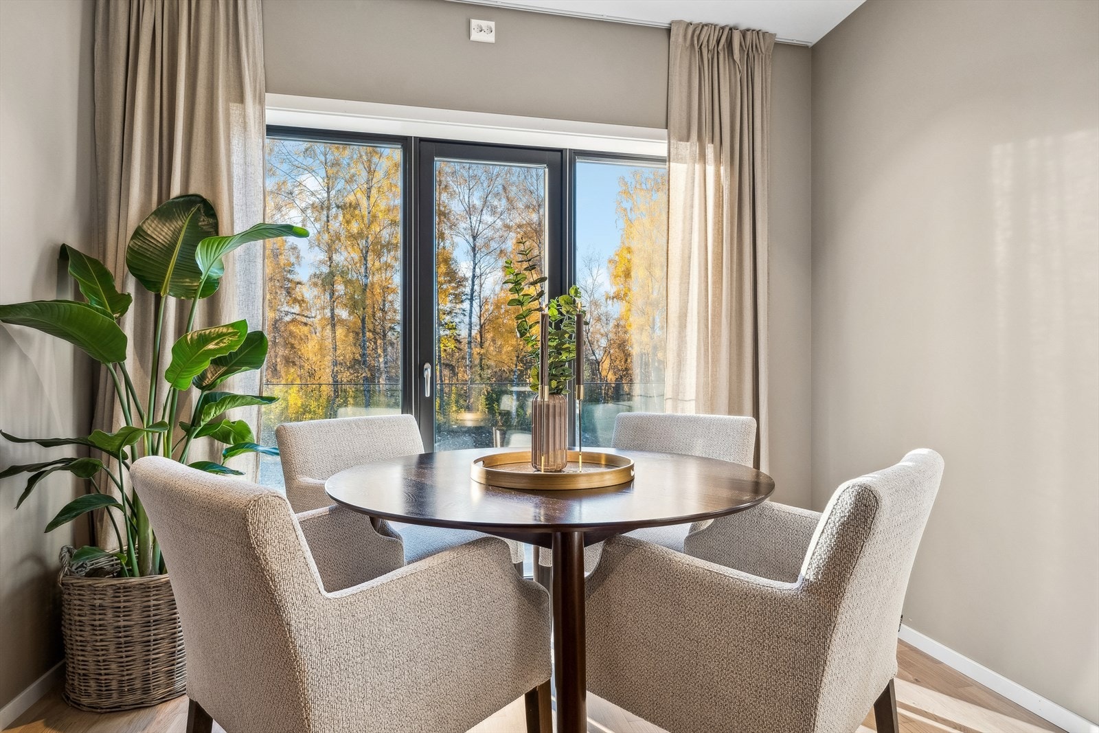 Ved siden av kjøkkenet er det god plass til en spisestue hvor man kan samle familien for hyggelige måltider. Her er det gode vindusflater som gir deg flott lys og utsikt. Galleribilde