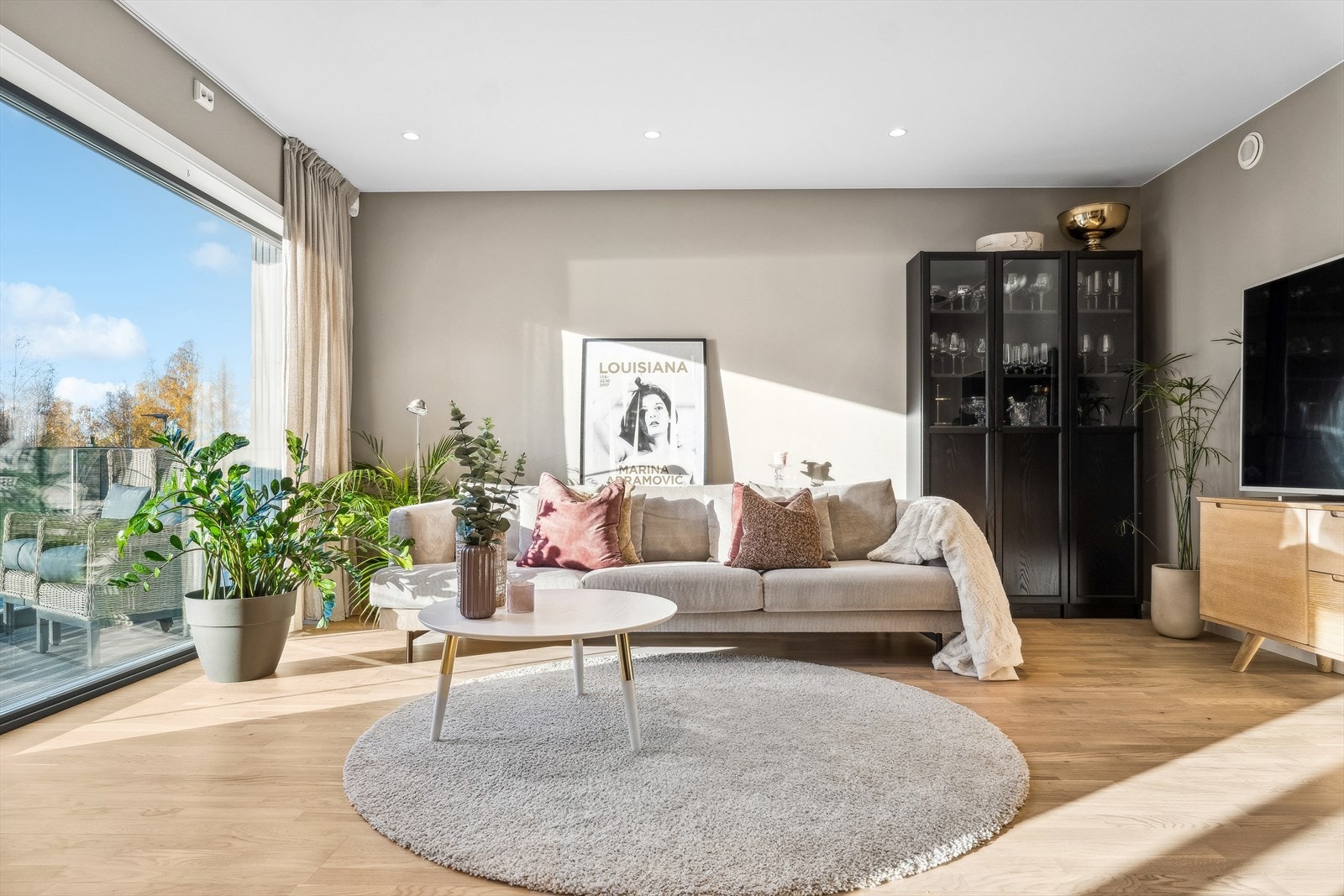 Romslig stue hvor du kan samle familie og venner for hyggelige kvelder. Det er mange møbeleringsmuligheter. Galleribilde