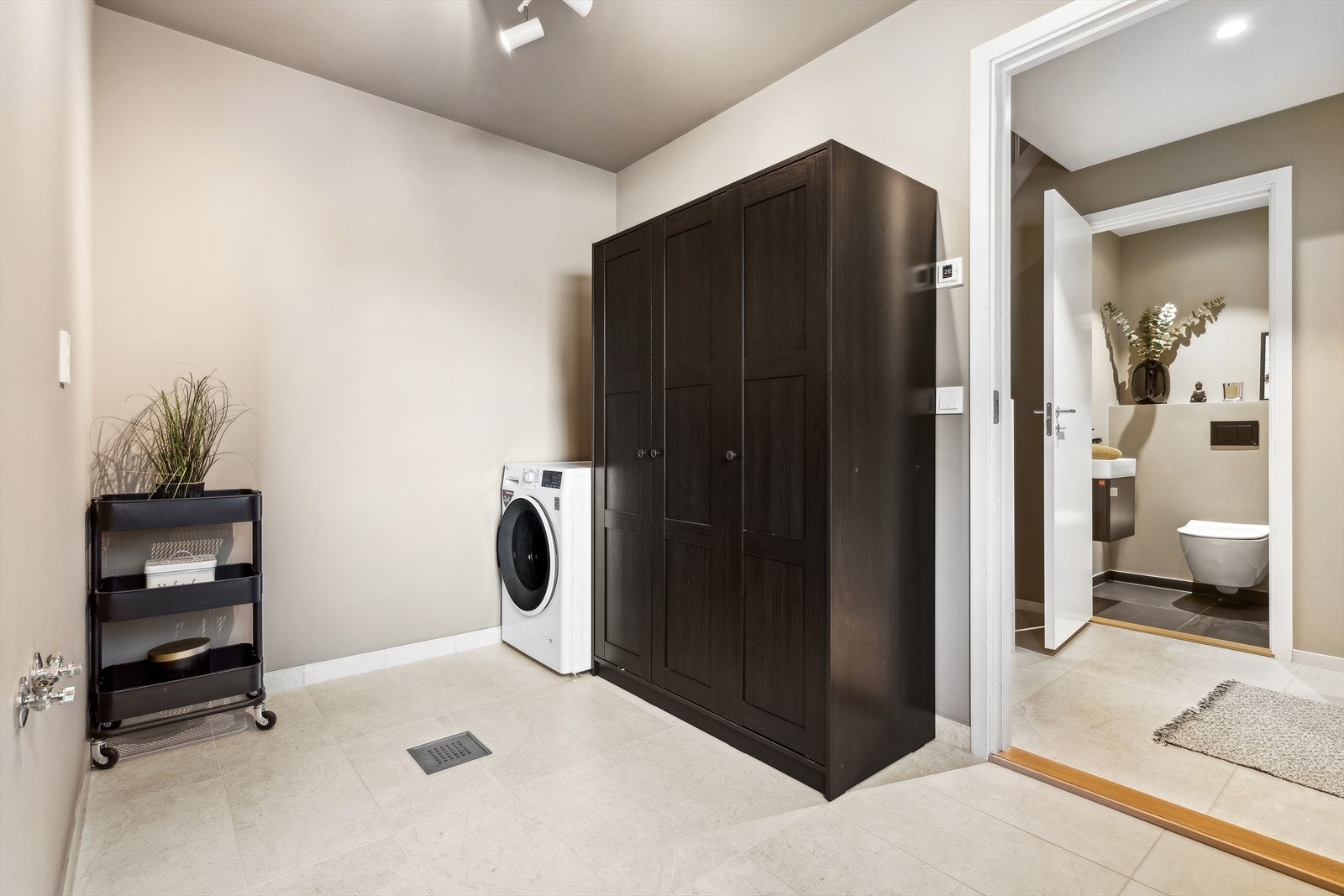 Romslig vaskerom med mange muligheter for oppbevaring. Vaskerommet er flisbelagt Med gulvvarme. Galleribilde