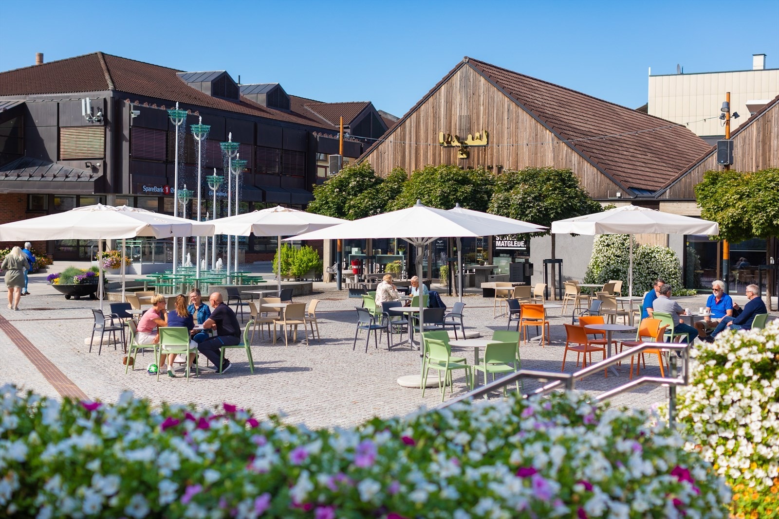 Brumunddal sentrum har hatt en meget god utvikling og har et godt utvalg av ulike servicetjenester. Her foto fra Brumunddal torg Foto: Ringsaker kommune Galleribilde