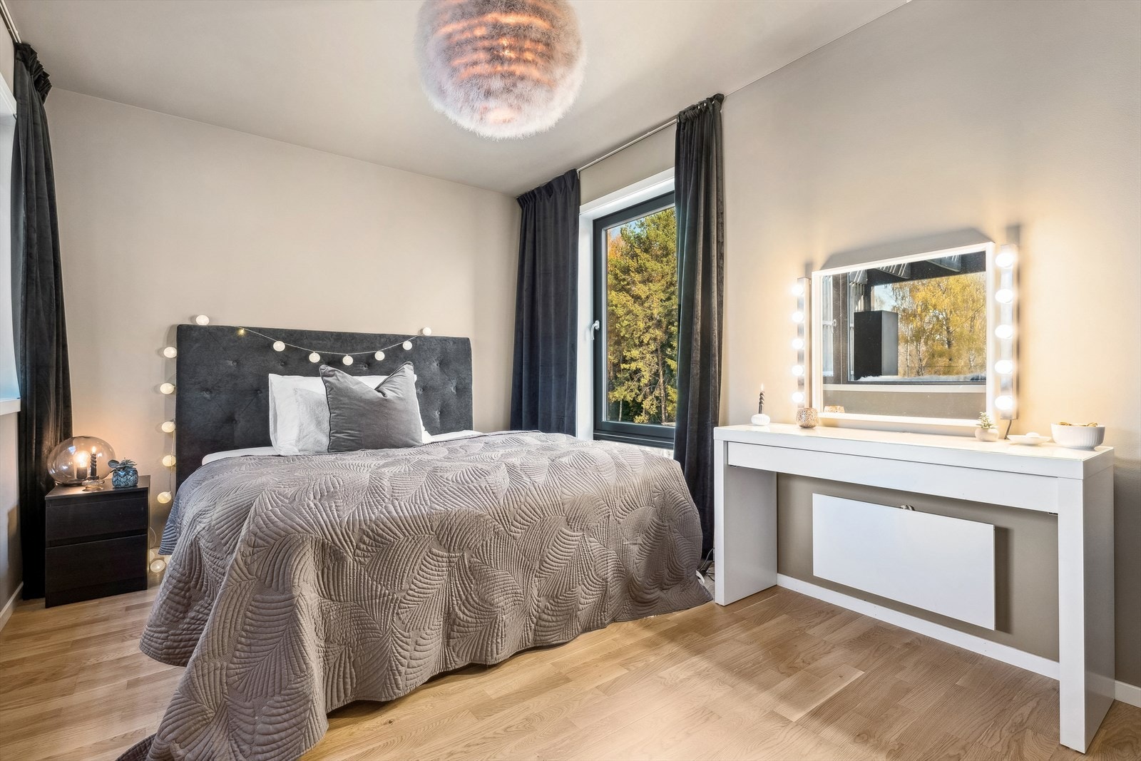 i 3.etg finner du et romslig soverom med store vindusflater. Soverommet byr på en rekke møbeleringsmuligheter. Galleribilde